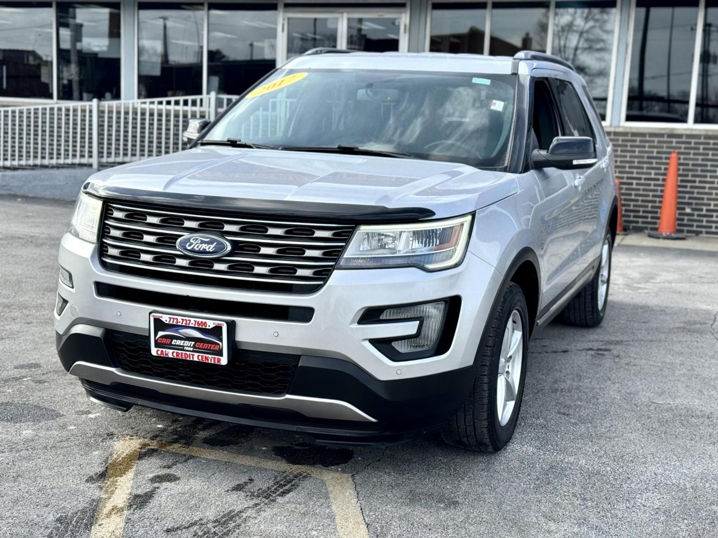 2017 SILVER Ford Explorer XLT 4WD (1FM5K8D85HG) with an 3.5L V6 DOHC 24V engine, 6A transmission, located at 7600 S Western Ave., Chicago, IL, 60620, (773) 918-3980, 0.000000, 0.000000 - Photo#2