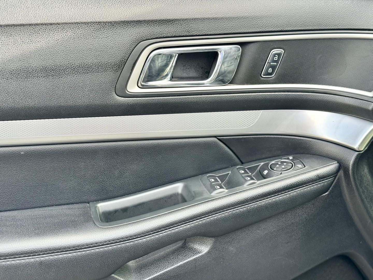 2017 SILVER Ford Explorer XLT 4WD (1FM5K8D85HG) with an 3.5L V6 DOHC 24V engine, 6A transmission, located at 7600 S Western Ave., Chicago, IL, 60620, (773) 918-3980, 0.000000, 0.000000 - Photo#5