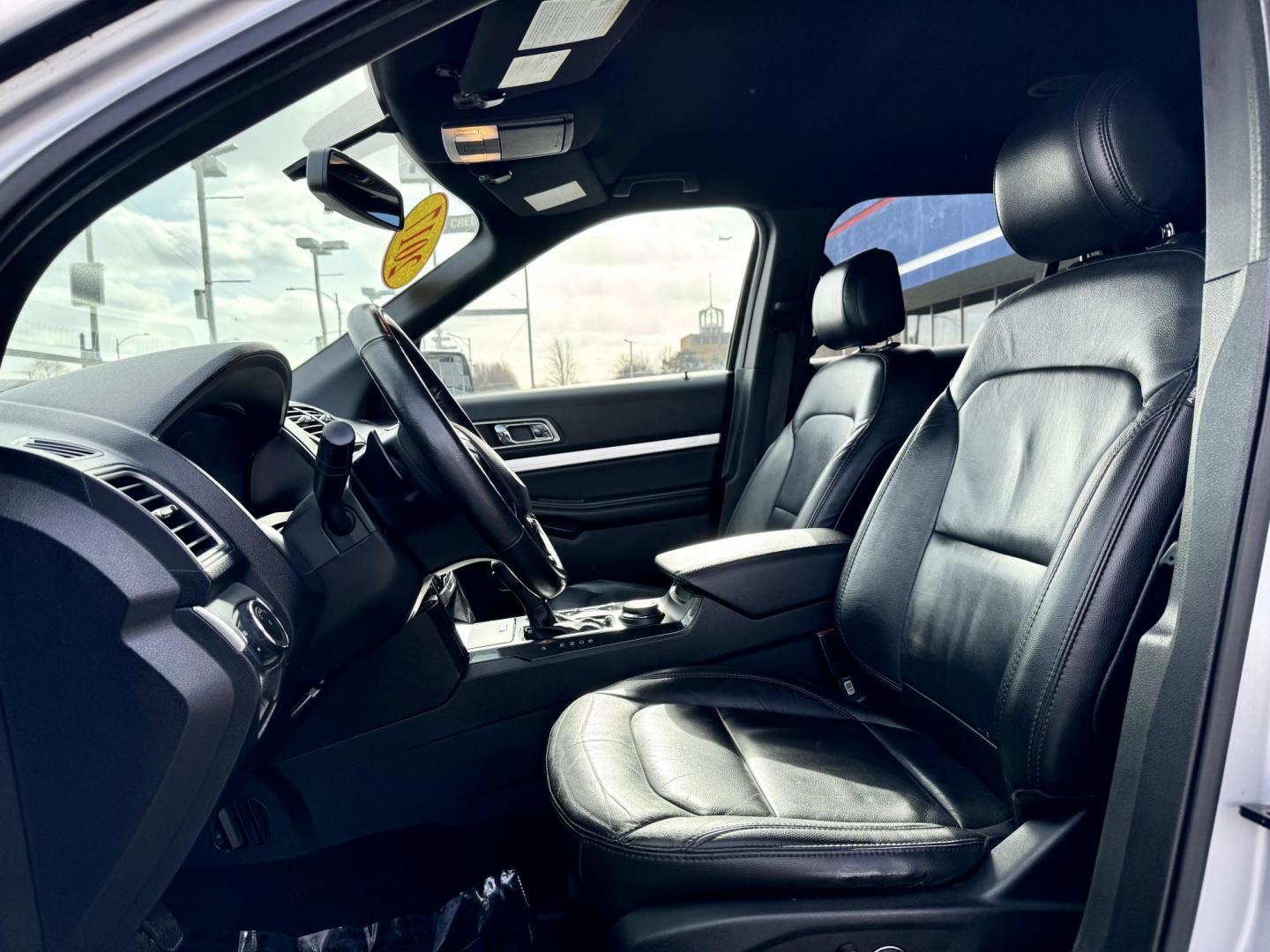 2017 SILVER Ford Explorer XLT 4WD (1FM5K8D85HG) with an 3.5L V6 DOHC 24V engine, 6A transmission, located at 7600 S Western Ave., Chicago, IL, 60620, (773) 918-3980, 0.000000, 0.000000 - Photo#6