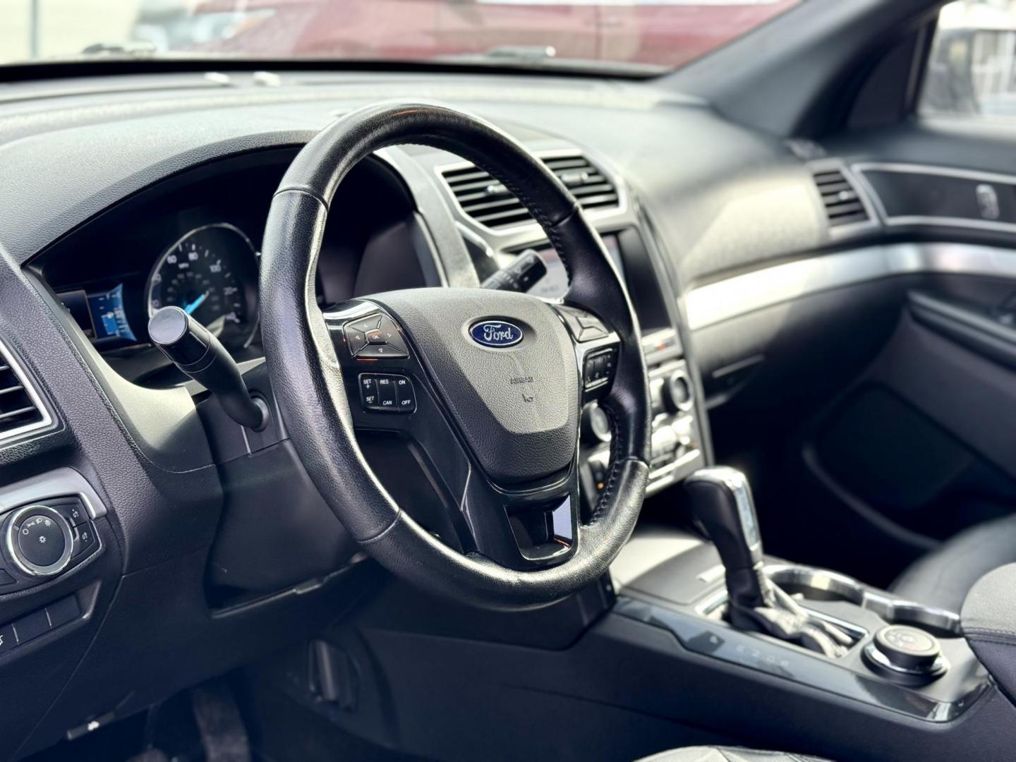 2017 SILVER Ford Explorer XLT 4WD (1FM5K8D85HG) with an 3.5L V6 DOHC 24V engine, 6A transmission, located at 7600 S Western Ave., Chicago, IL, 60620, (773) 918-3980, 0.000000, 0.000000 - Photo#4
