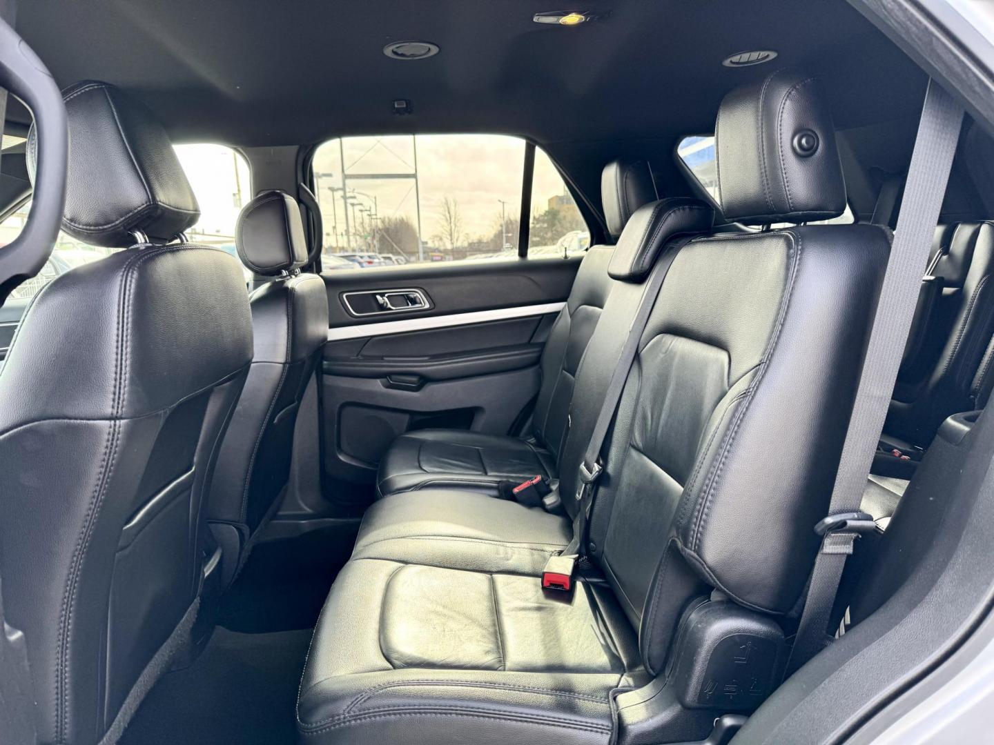 2017 SILVER Ford Explorer XLT 4WD (1FM5K8D85HG) with an 3.5L V6 DOHC 24V engine, 6A transmission, located at 7600 S Western Ave., Chicago, IL, 60620, (773) 918-3980, 0.000000, 0.000000 - Photo#7