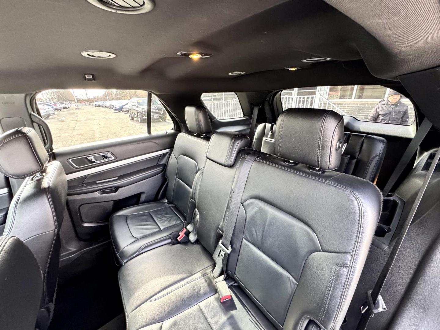 2017 SILVER Ford Explorer XLT 4WD (1FM5K8D85HG) with an 3.5L V6 DOHC 24V engine, 6A transmission, located at 7600 S Western Ave., Chicago, IL, 60620, (773) 918-3980, 0.000000, 0.000000 - Photo#8