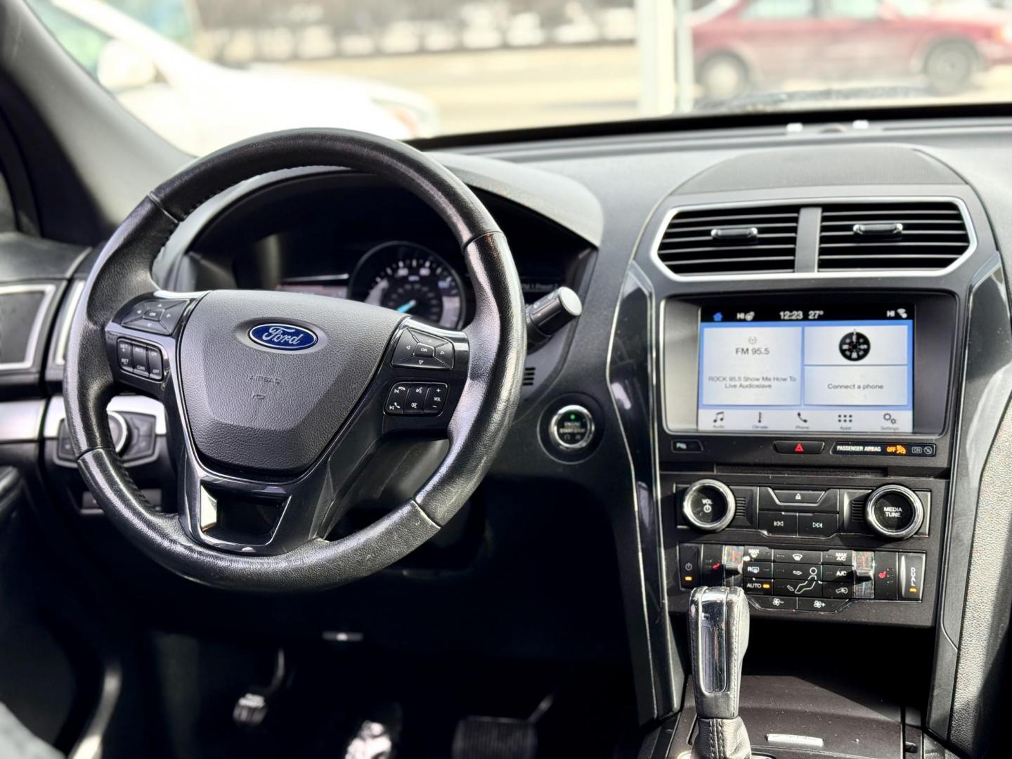 2017 SILVER Ford Explorer XLT 4WD (1FM5K8D85HG) with an 3.5L V6 DOHC 24V engine, 6A transmission, located at 7600 S Western Ave., Chicago, IL, 60620, (773) 918-3980, 0.000000, 0.000000 - Photo#9