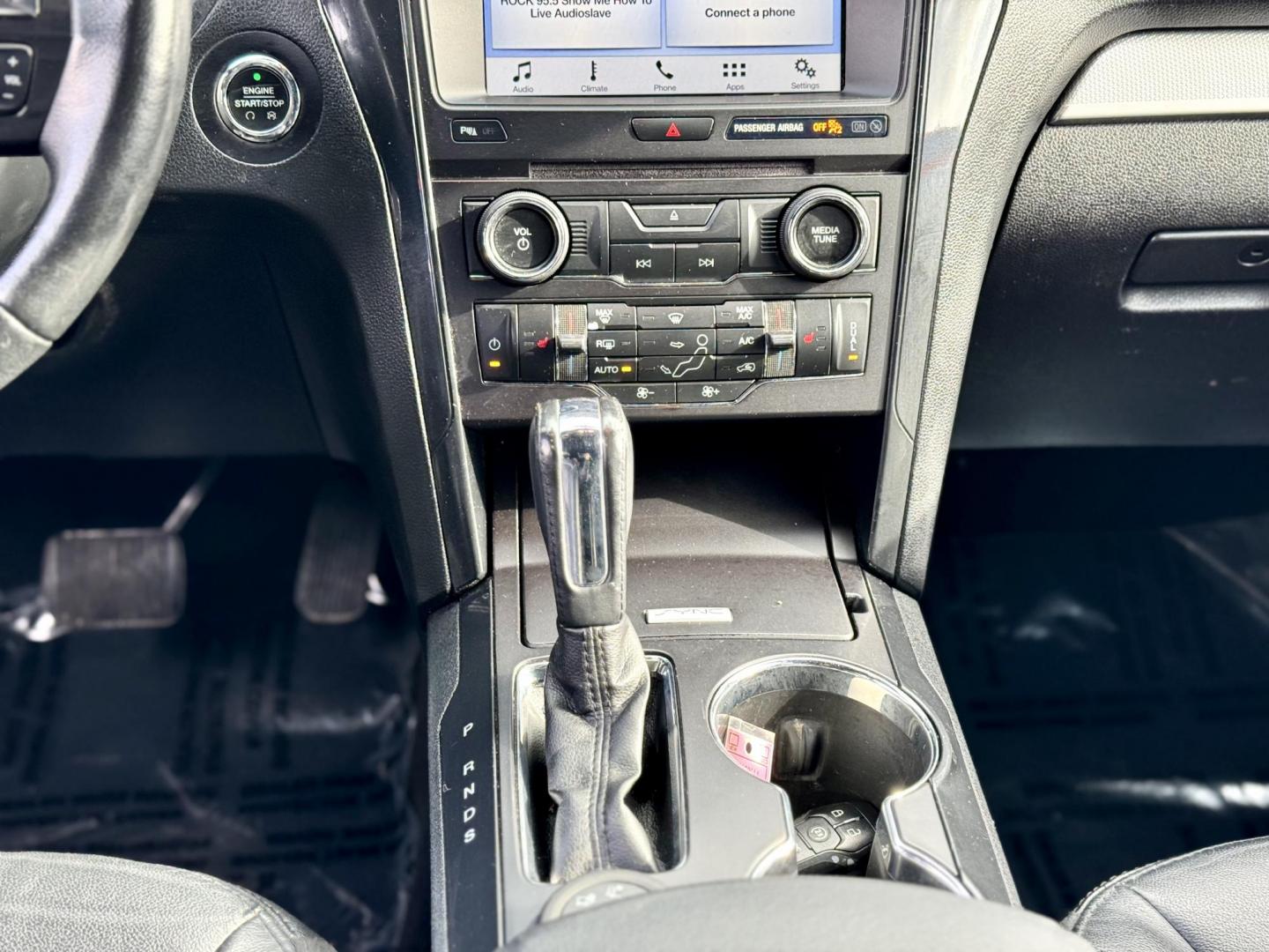 2017 SILVER Ford Explorer XLT 4WD (1FM5K8D85HG) with an 3.5L V6 DOHC 24V engine, 6A transmission, located at 7600 S Western Ave., Chicago, IL, 60620, (773) 918-3980, 0.000000, 0.000000 - Photo#10