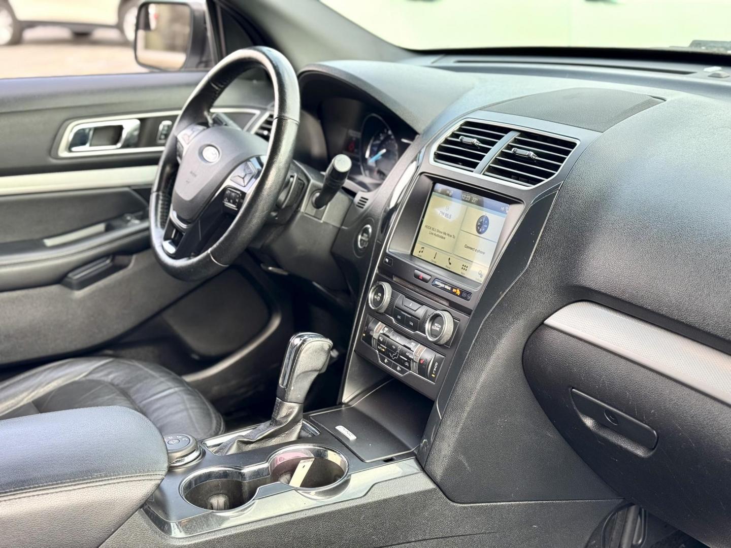 2017 SILVER Ford Explorer XLT 4WD (1FM5K8D85HG) with an 3.5L V6 DOHC 24V engine, 6A transmission, located at 7600 S Western Ave., Chicago, IL, 60620, (773) 918-3980, 0.000000, 0.000000 - Photo#11