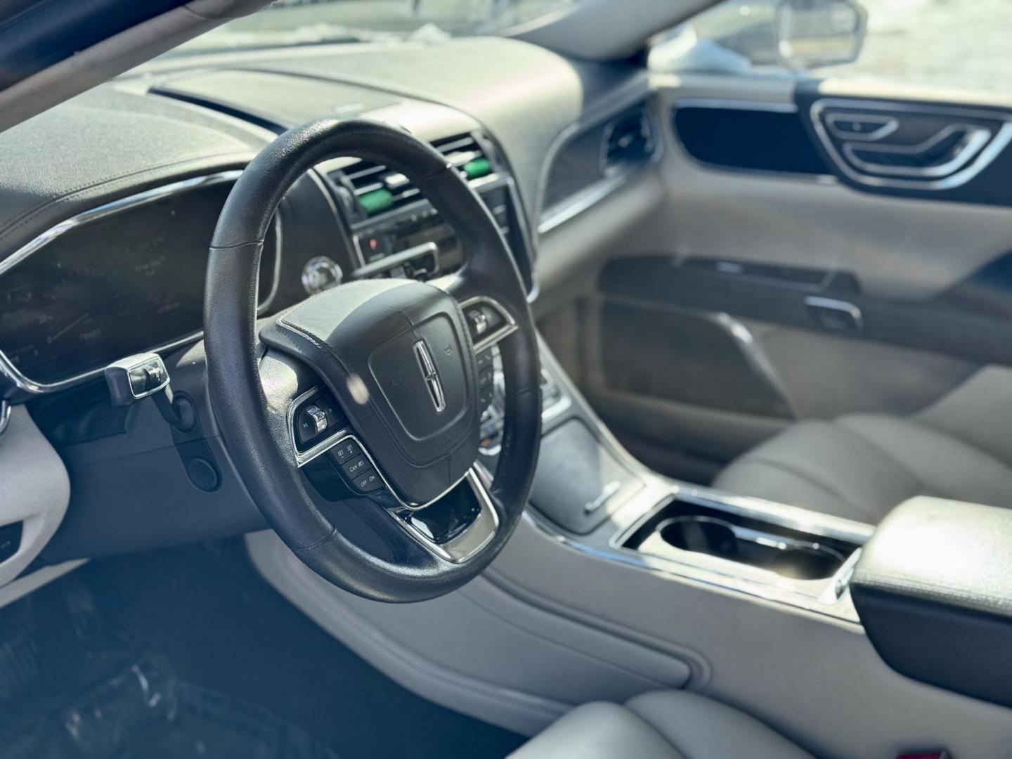 2017 GOLD Lincoln Continental Premier (1LN6L9PK1H5) with an 3.7L V6 DOHC 24V engine, 6A transmission, located at 7600 S Western Ave., Chicago, IL, 60620, (773) 918-3980, 0.000000, 0.000000 - Photo#5