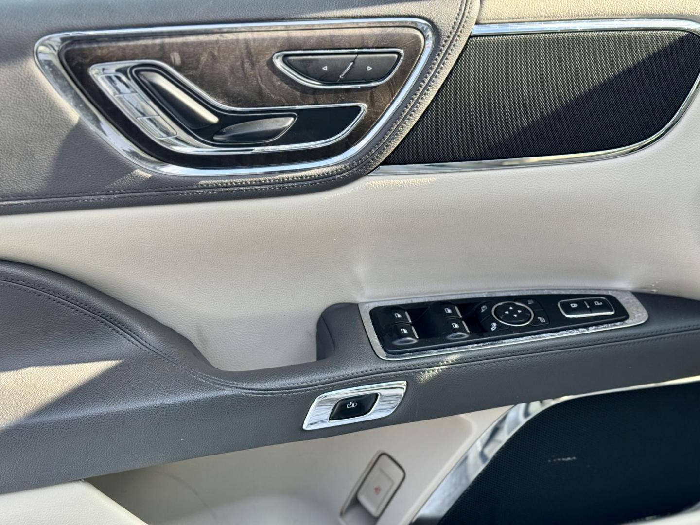 2017 GOLD Lincoln Continental Premier (1LN6L9PK1H5) with an 3.7L V6 DOHC 24V engine, 6A transmission, located at 7600 S Western Ave., Chicago, IL, 60620, (773) 918-3980, 0.000000, 0.000000 - Photo#6