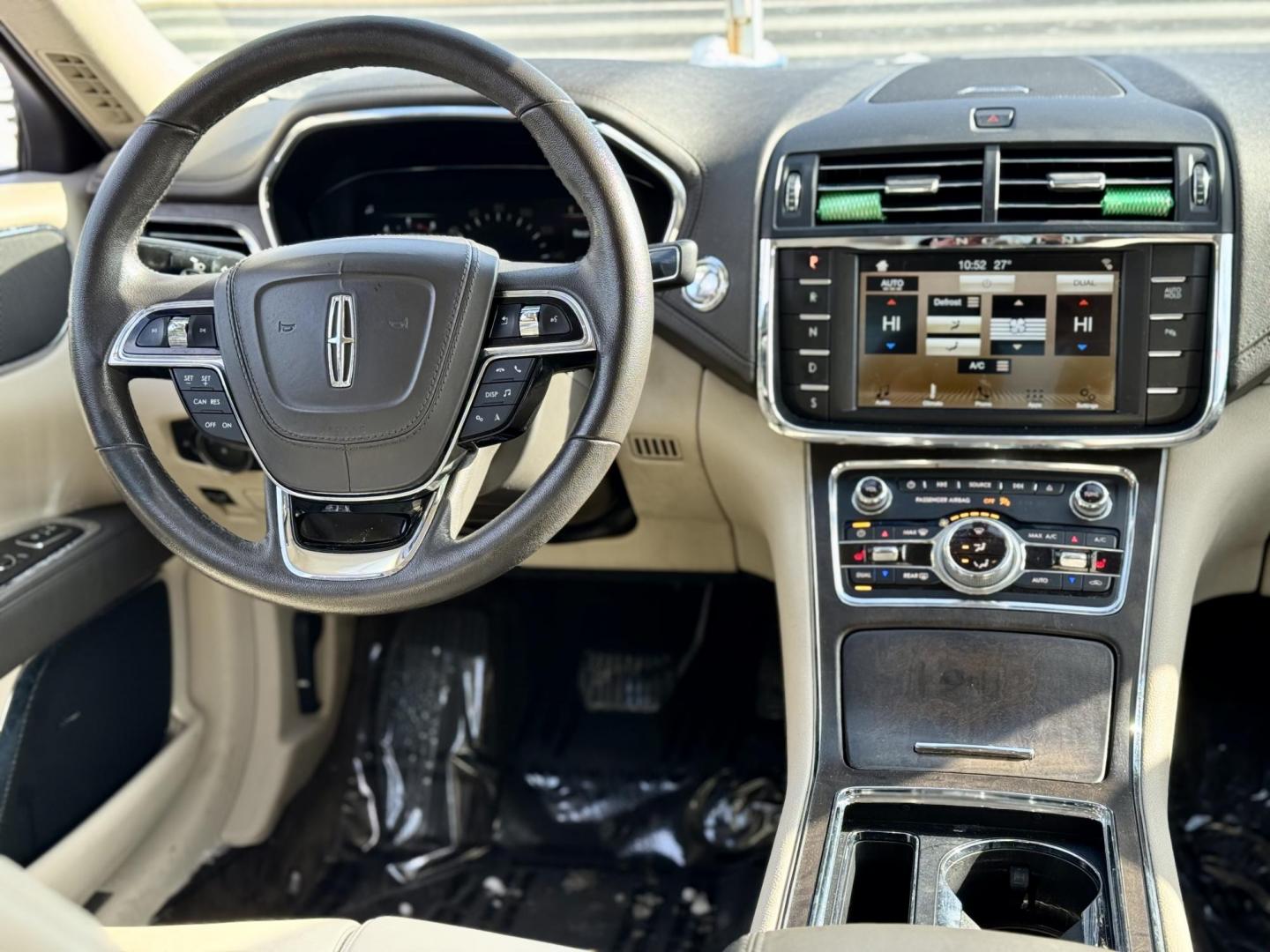 2017 GOLD Lincoln Continental Premier (1LN6L9PK1H5) with an 3.7L V6 DOHC 24V engine, 6A transmission, located at 7600 S Western Ave., Chicago, IL, 60620, (773) 918-3980, 0.000000, 0.000000 - Photo#9