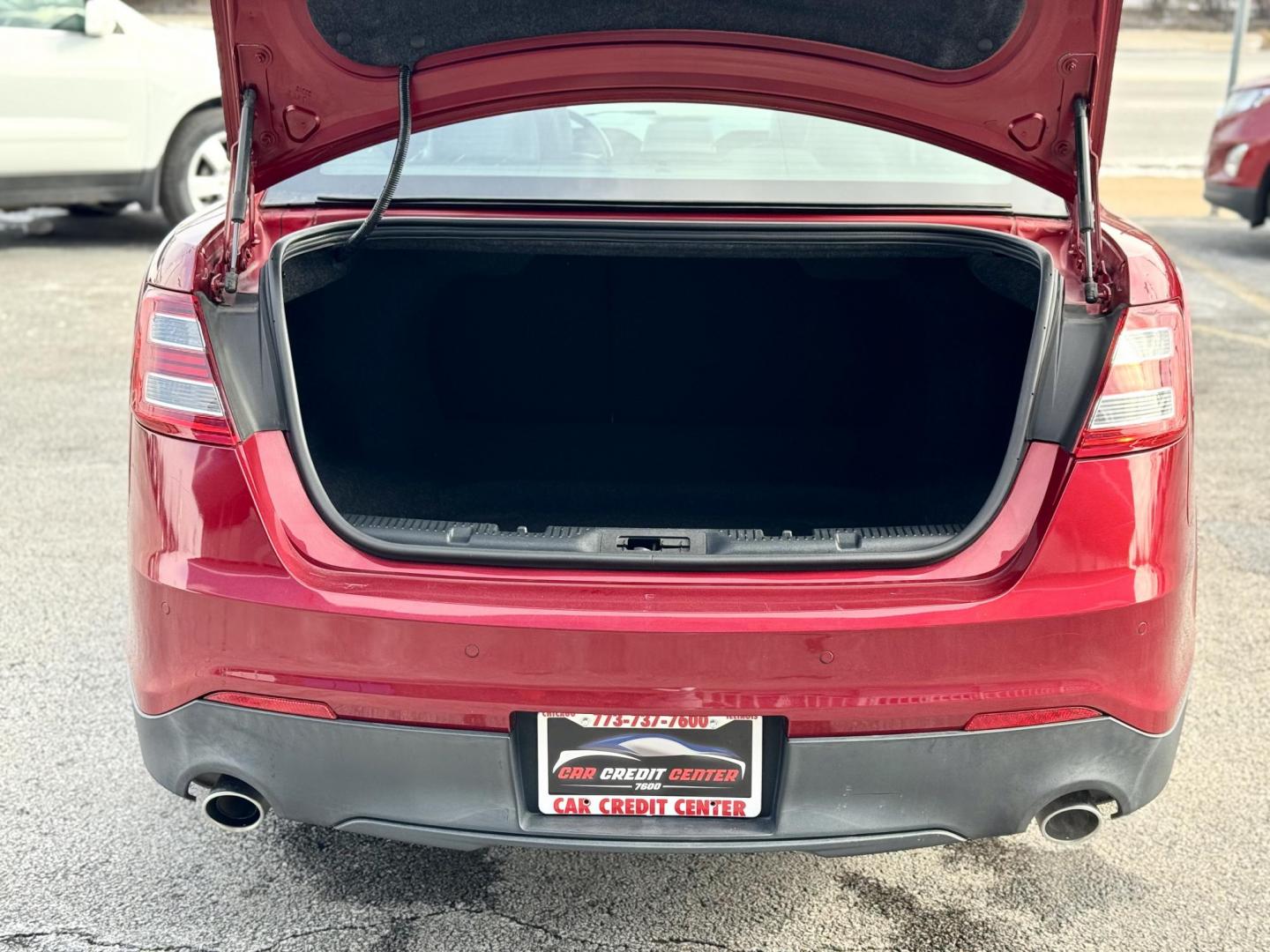 2015 RED Ford Taurus SEL FWD (1FAHP2E88FG) with an 3.5L V6 DOHC 24V engine, 6-Speed Automatic transmission, located at 7600 S Western Ave., Chicago, IL, 60620, (773) 918-3980, 0.000000, 0.000000 - Photo#4