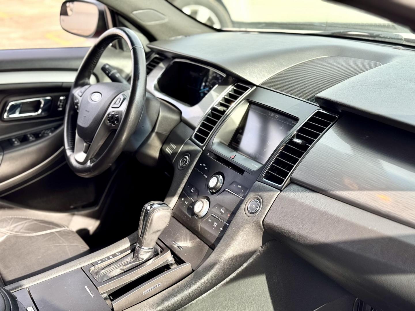 2015 RED Ford Taurus SEL FWD (1FAHP2E88FG) with an 3.5L V6 DOHC 24V engine, 6-Speed Automatic transmission, located at 7600 S Western Ave., Chicago, IL, 60620, (773) 918-3980, 0.000000, 0.000000 - Photo#10