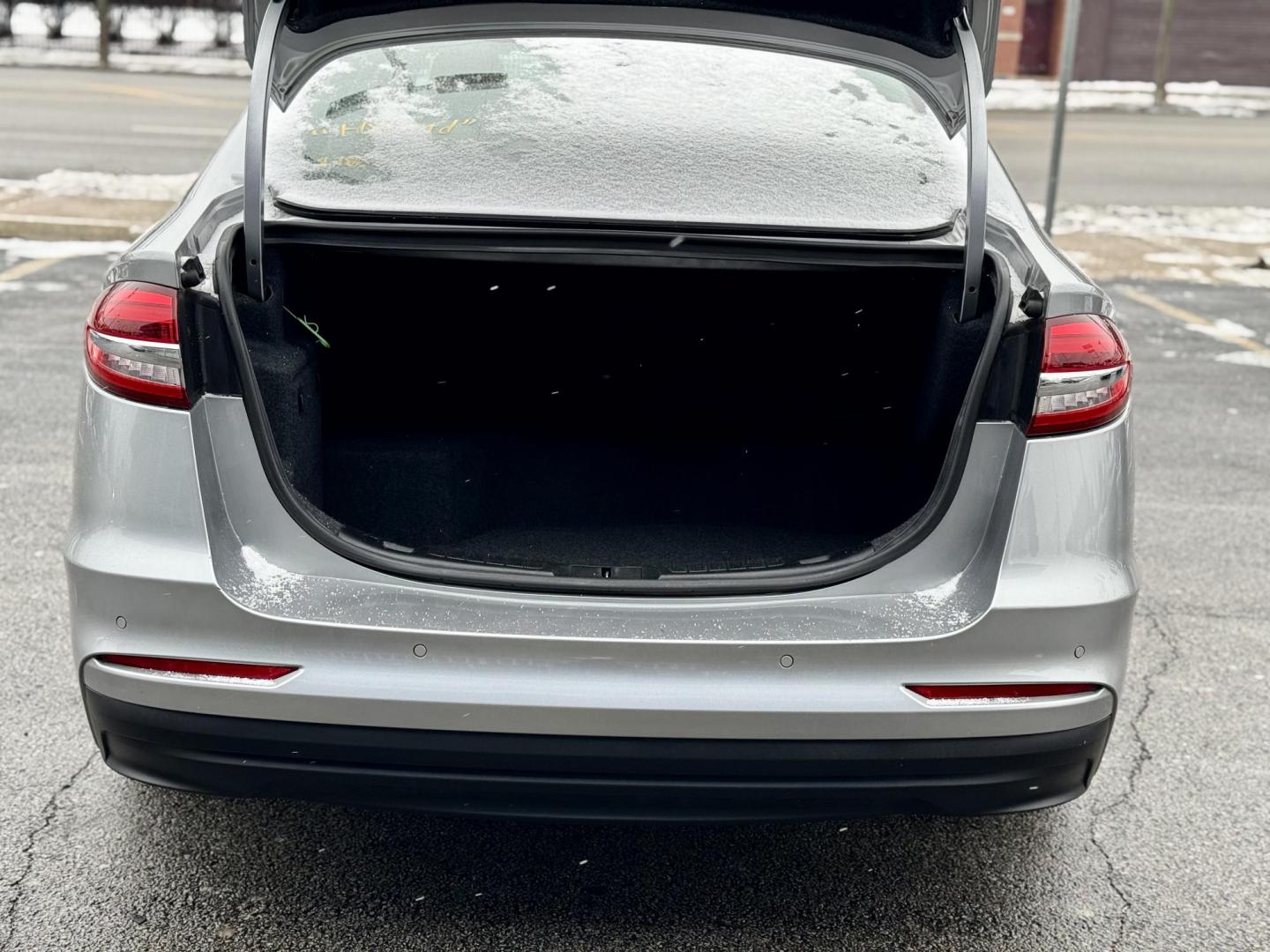 2020 SILVER Ford Fusion Hybrid SE (3FA6P0LUXLR) with an 2.0L L4 DOHC 16V HYBRID engine, CVT transmission, located at 7600 S Western Ave., Chicago, IL, 60620, (773) 918-3980, 0.000000, 0.000000 - Photo#4