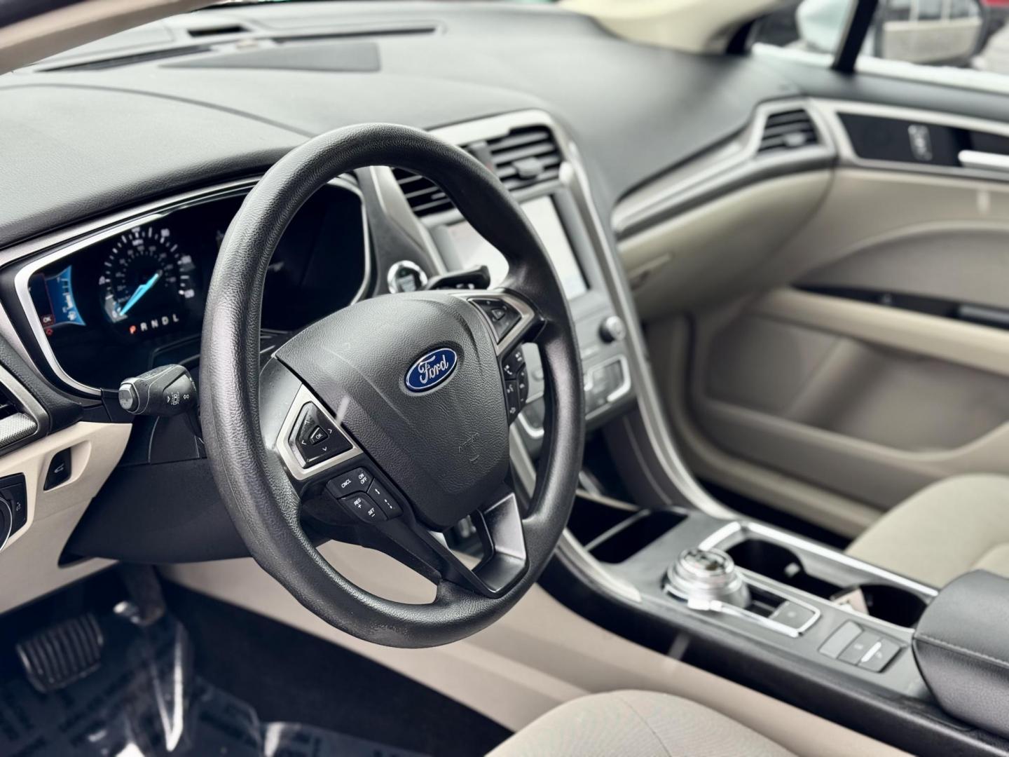 2020 SILVER Ford Fusion Hybrid SE (3FA6P0LUXLR) with an 2.0L L4 DOHC 16V HYBRID engine, CVT transmission, located at 7600 S Western Ave., Chicago, IL, 60620, (773) 918-3980, 0.000000, 0.000000 - Photo#5