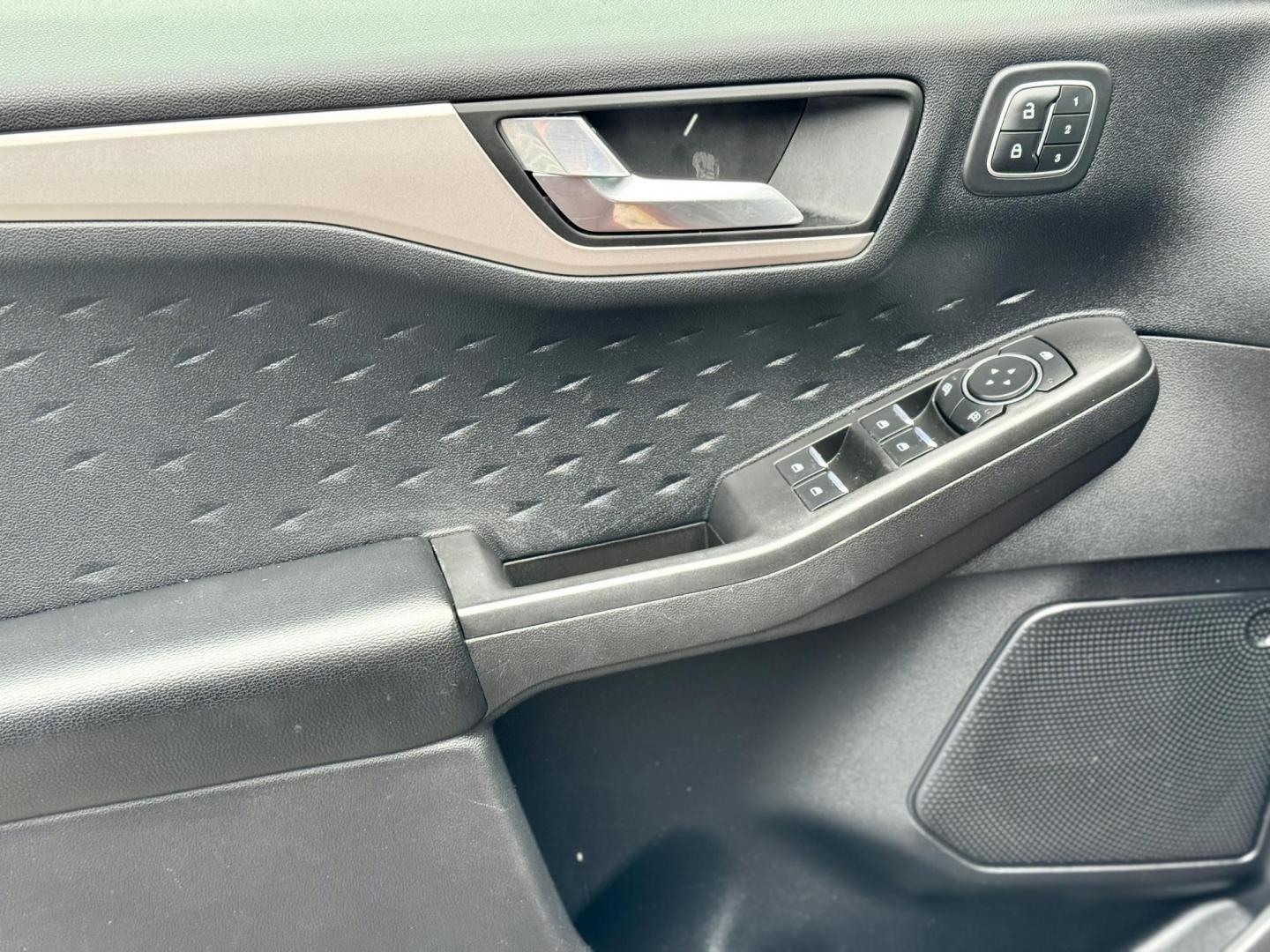 2020 ORANGE Ford Escape SEL (1FMCU0H60LU) with an 1.5L L3 engine, 6A transmission, located at 7600 S Western Ave., Chicago, IL, 60620, (773) 918-3980, 0.000000, 0.000000 - Photo#6