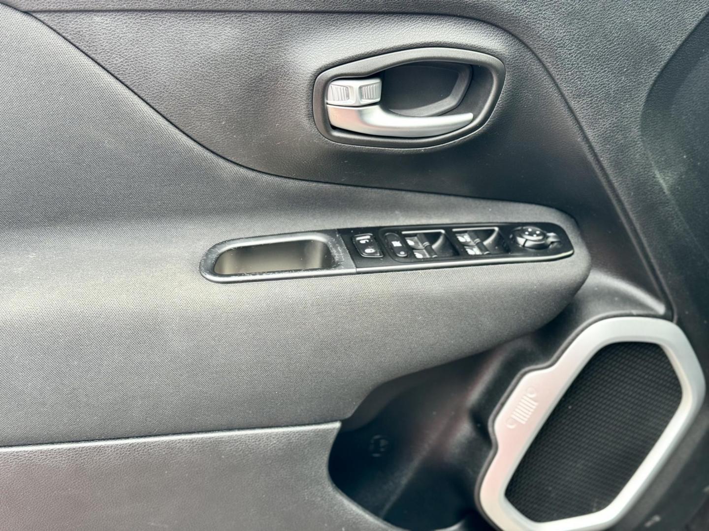 2019 GRAY Jeep Renegade Latitude 4WD (ZACNJBBB1KP) with an 2.4L L4 DOHC 16V engine, 9A transmission, located at 7600 S Western Ave., Chicago, IL, 60620, (773) 918-3980, 0.000000, 0.000000 - Photo#6