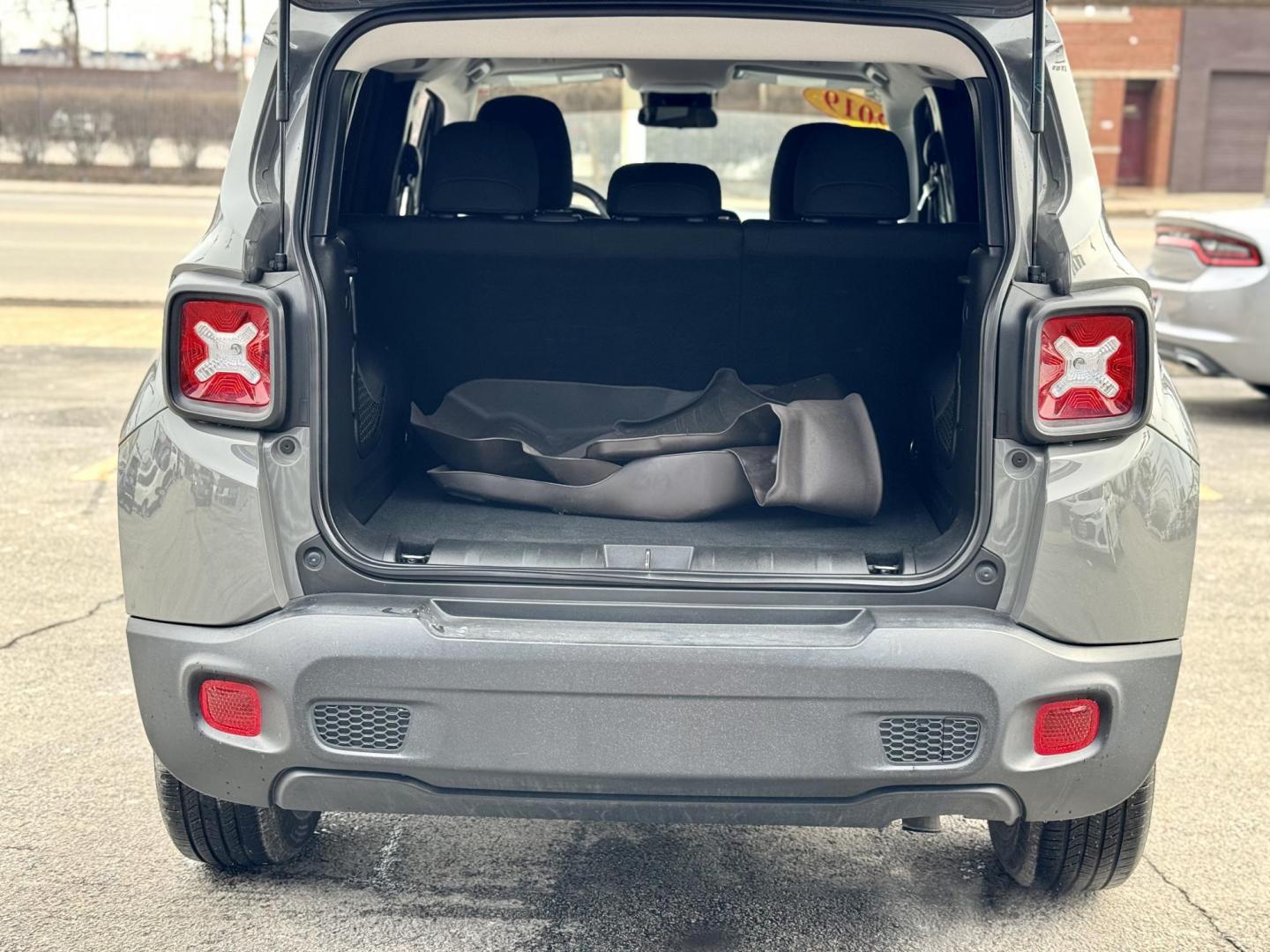 2019 GRAY Jeep Renegade Latitude 4WD (ZACNJBBB1KP) with an 2.4L L4 DOHC 16V engine, 9A transmission, located at 7600 S Western Ave., Chicago, IL, 60620, (773) 918-3980, 0.000000, 0.000000 - Photo#4