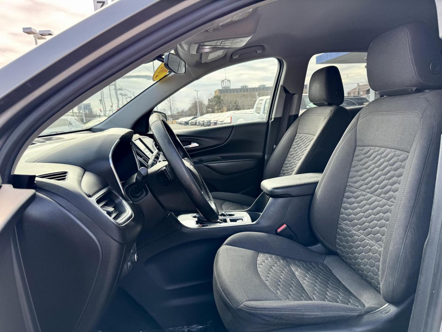 2019 GOLD Chevrolet Equinox LT 2WD (3GNAXKEV8KS) with an 1.5L L4 DIR DOHC 16V TURBO engine, 6A transmission, located at 7600 S Western Ave., Chicago, IL, 60620, (773) 918-3980, 0.000000, 0.000000 - Photo#7