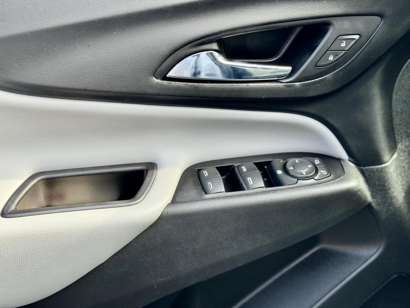 2018 WHITE Chevrolet Equinox LT 2WD (2GNAXJEV4J6) with an 1.5L L4 DIR DOHC 16V TURBO engine, 6A transmission, located at 7600 S Western Ave., Chicago, IL, 60620, (773) 918-3980, 0.000000, 0.000000 - Photo#6