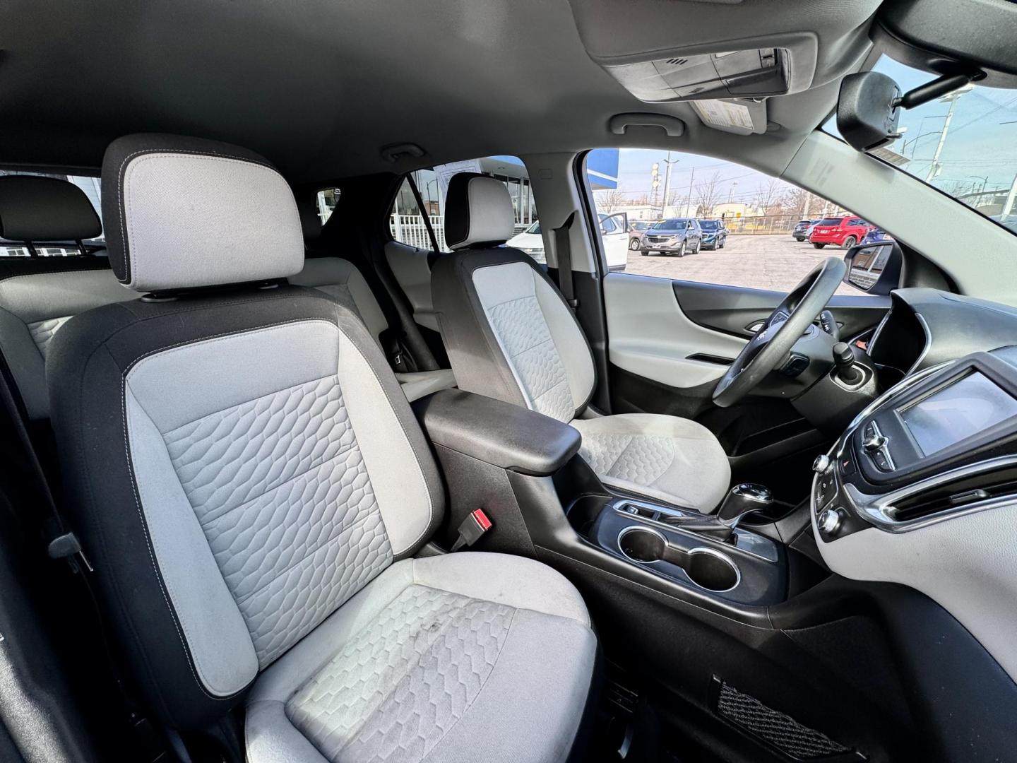 2018 WHITE Chevrolet Equinox LT 2WD (2GNAXJEV4J6) with an 1.5L L4 DIR DOHC 16V TURBO engine, 6A transmission, located at 7600 S Western Ave., Chicago, IL, 60620, (773) 918-3980, 0.000000, 0.000000 - Photo#11
