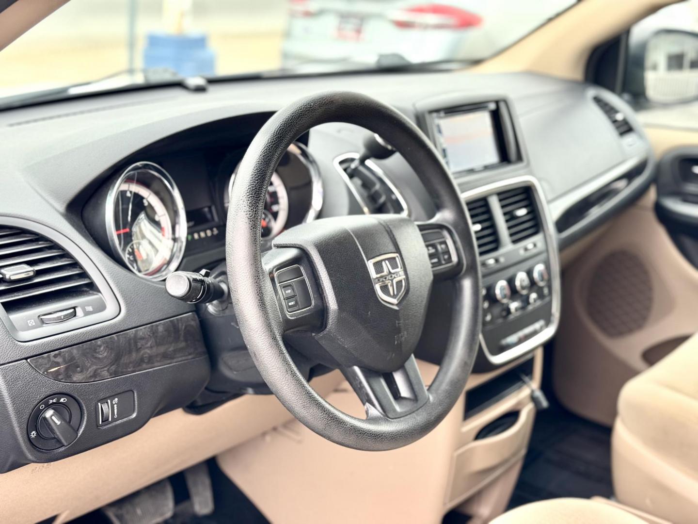 2016 WHITE Dodge Grand Caravan SE (2C4RDGBG3GR) with an 3.6L V6 DOHC 24V engine, 6A transmission, located at 7600 S Western Ave., Chicago, IL, 60620, (773) 918-3980, 0.000000, 0.000000 - Photo#5