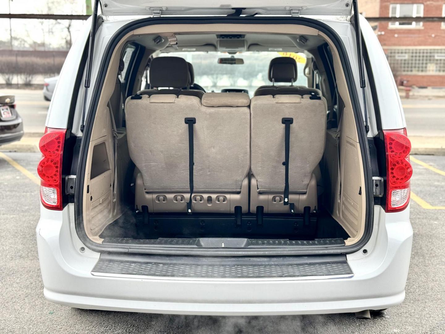 2016 WHITE Dodge Grand Caravan SE (2C4RDGBG3GR) with an 3.6L V6 DOHC 24V engine, 6A transmission, located at 7600 S Western Ave., Chicago, IL, 60620, (773) 918-3980, 0.000000, 0.000000 - Photo#4