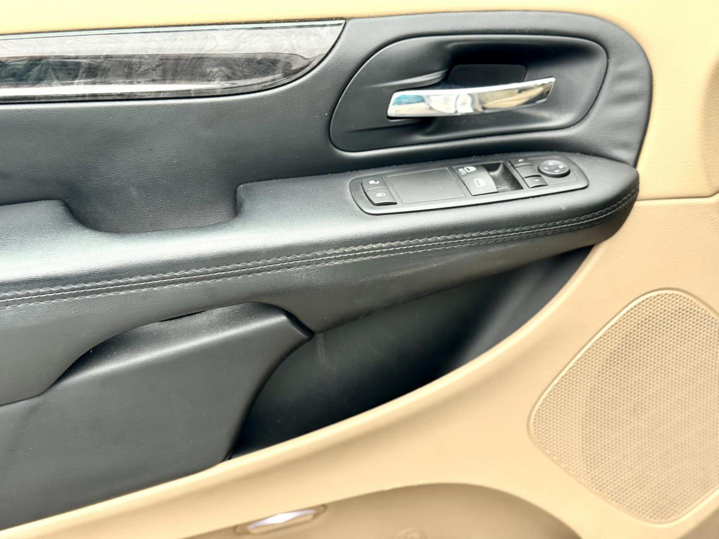 2016 WHITE Dodge Grand Caravan SE (2C4RDGBG3GR) with an 3.6L V6 DOHC 24V engine, 6A transmission, located at 7600 S Western Ave., Chicago, IL, 60620, (773) 918-3980, 0.000000, 0.000000 - Photo#6