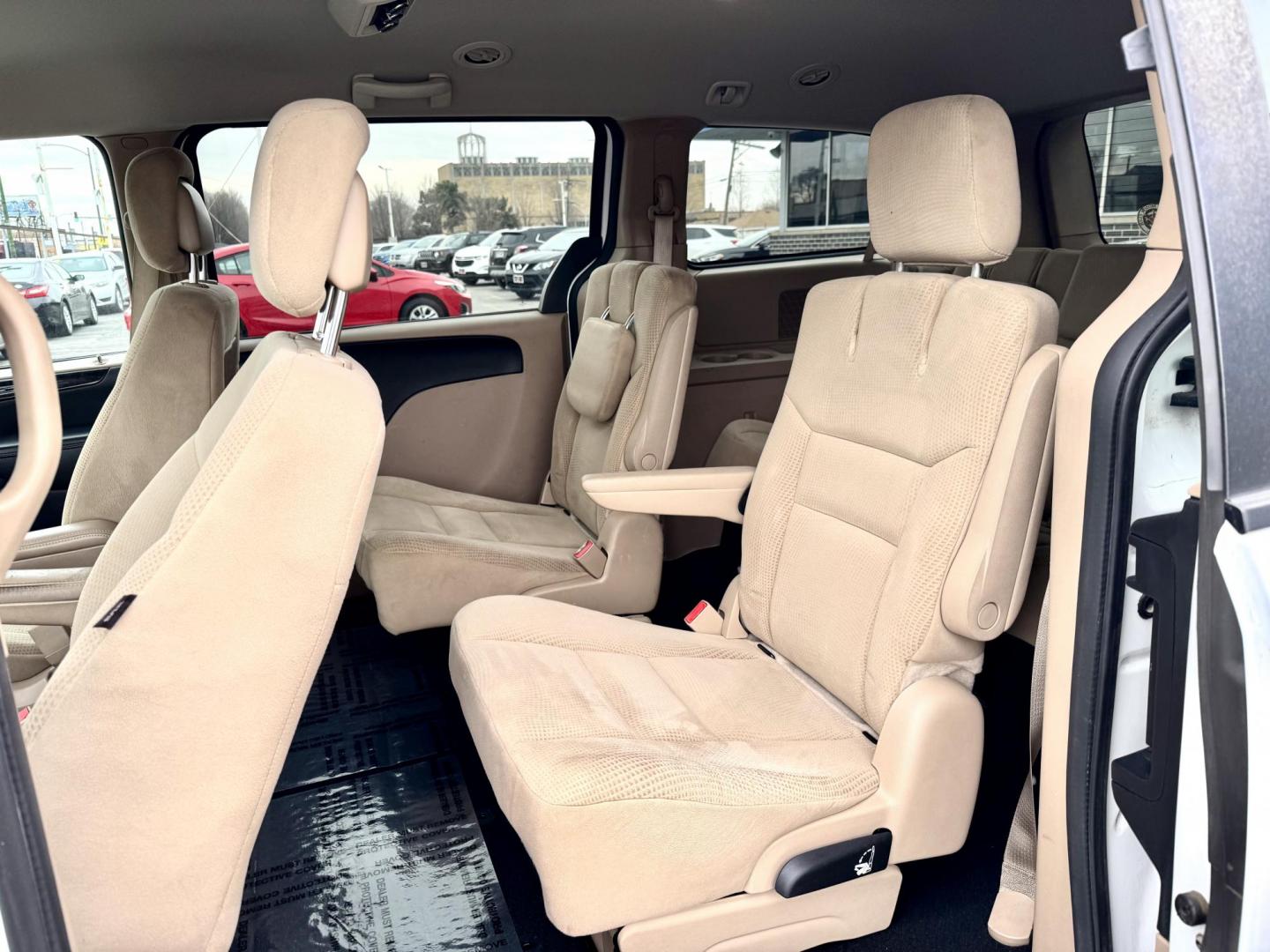 2016 WHITE Dodge Grand Caravan SE (2C4RDGBG3GR) with an 3.6L V6 DOHC 24V engine, 6A transmission, located at 7600 S Western Ave., Chicago, IL, 60620, (773) 918-3980, 0.000000, 0.000000 - Photo#8