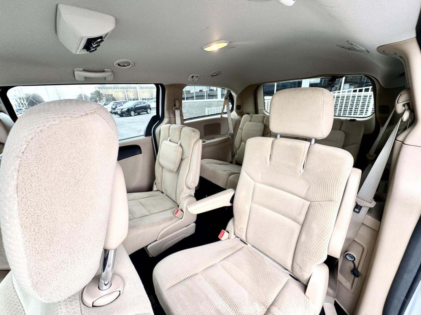 2016 WHITE Dodge Grand Caravan SE (2C4RDGBG3GR) with an 3.6L V6 DOHC 24V engine, 6A transmission, located at 7600 S Western Ave., Chicago, IL, 60620, (773) 918-3980, 0.000000, 0.000000 - Photo#9