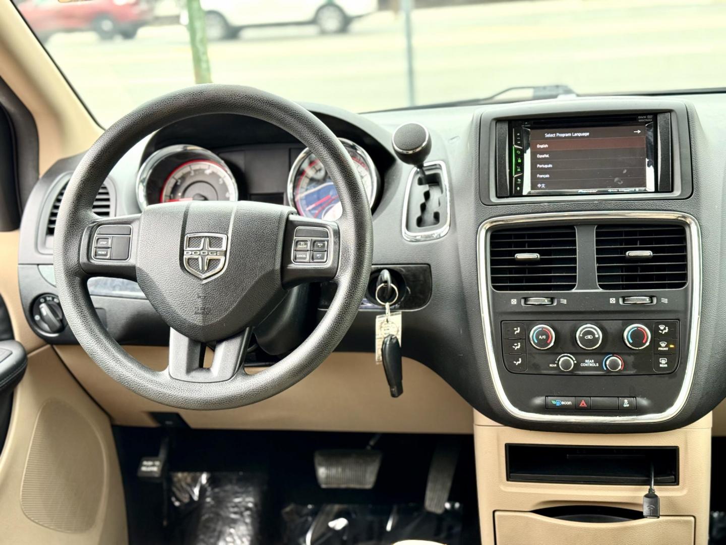 2016 WHITE Dodge Grand Caravan SE (2C4RDGBG3GR) with an 3.6L V6 DOHC 24V engine, 6A transmission, located at 7600 S Western Ave., Chicago, IL, 60620, (773) 918-3980, 0.000000, 0.000000 - Photo#10