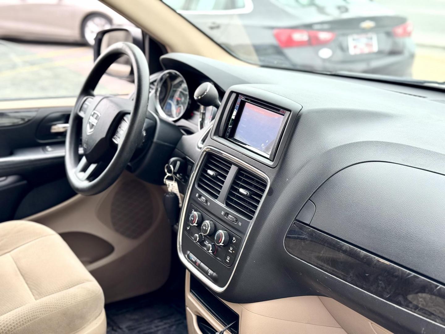 2016 WHITE Dodge Grand Caravan SE (2C4RDGBG3GR) with an 3.6L V6 DOHC 24V engine, 6A transmission, located at 7600 S Western Ave., Chicago, IL, 60620, (773) 918-3980, 0.000000, 0.000000 - Photo#11