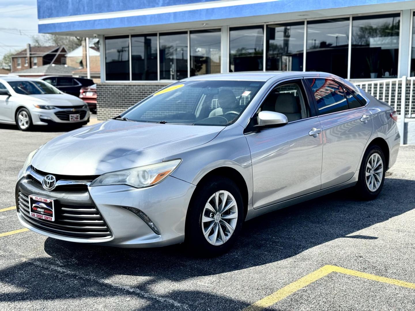 2015 SILVER Toyota Camry SE (4T1BF1FK4FU) with an 2.5L L4 DOHC 16V engine, 6-Speed Automatic transmission, located at 7600 S Western Ave., Chicago, IL, 60620, (773) 918-3980, 0.000000, 0.000000 - Photo#2
