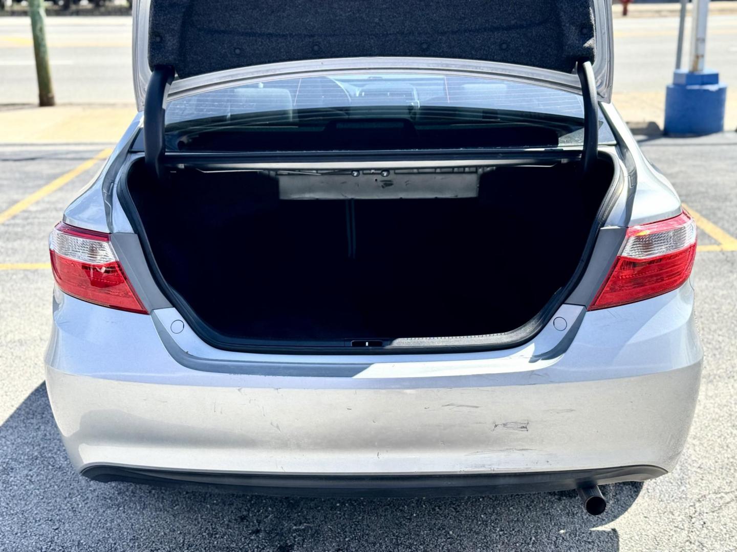2015 SILVER Toyota Camry SE (4T1BF1FK4FU) with an 2.5L L4 DOHC 16V engine, 6-Speed Automatic transmission, located at 7600 S Western Ave., Chicago, IL, 60620, (773) 918-3980, 0.000000, 0.000000 - Photo#4