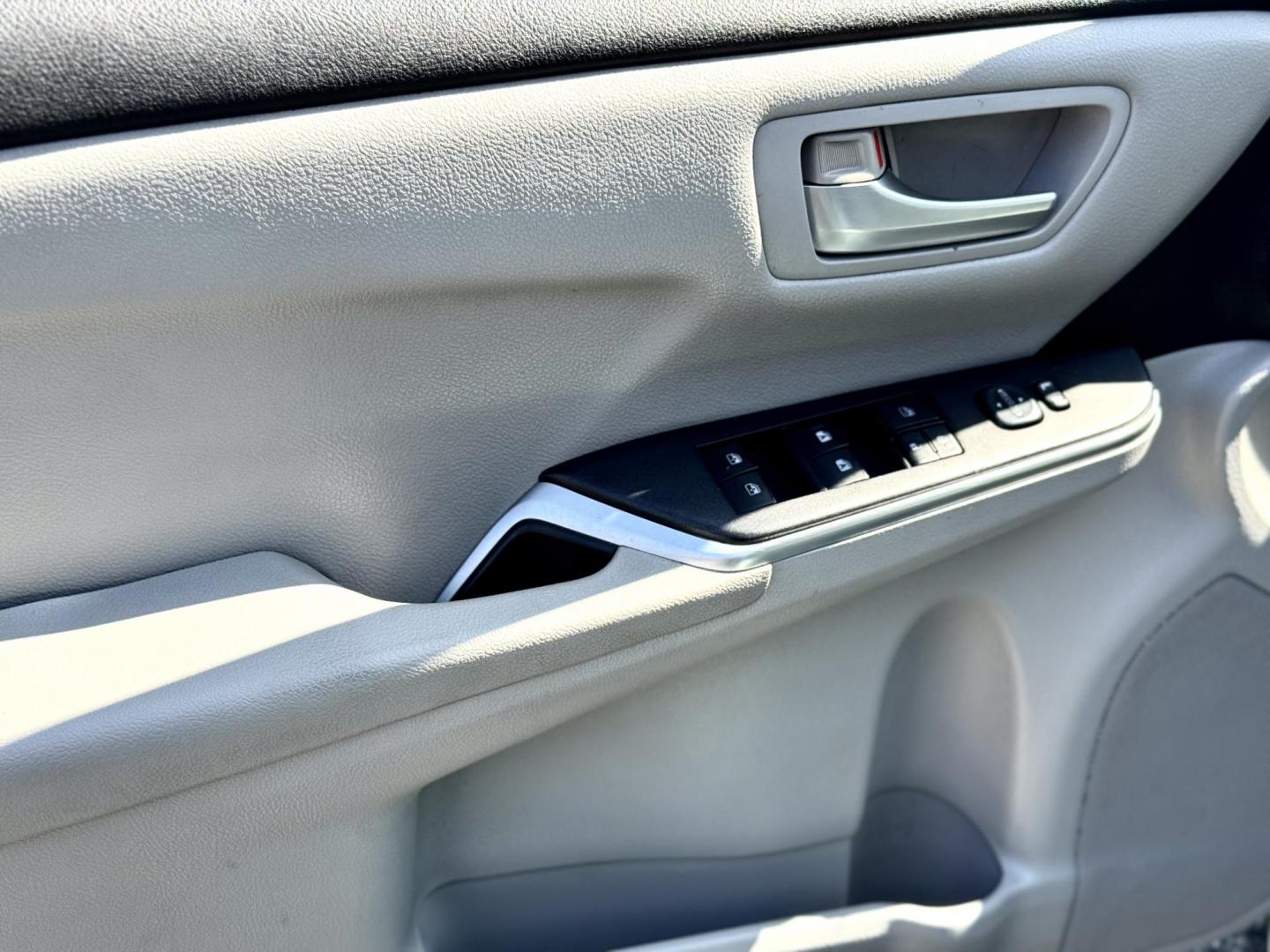 2015 SILVER Toyota Camry SE (4T1BF1FK4FU) with an 2.5L L4 DOHC 16V engine, 6-Speed Automatic transmission, located at 7600 S Western Ave., Chicago, IL, 60620, (773) 918-3980, 0.000000, 0.000000 - Photo#6
