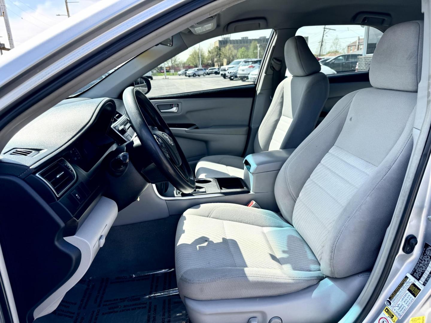 2015 SILVER Toyota Camry SE (4T1BF1FK4FU) with an 2.5L L4 DOHC 16V engine, 6-Speed Automatic transmission, located at 7600 S Western Ave., Chicago, IL, 60620, (773) 918-3980, 0.000000, 0.000000 - Photo#7