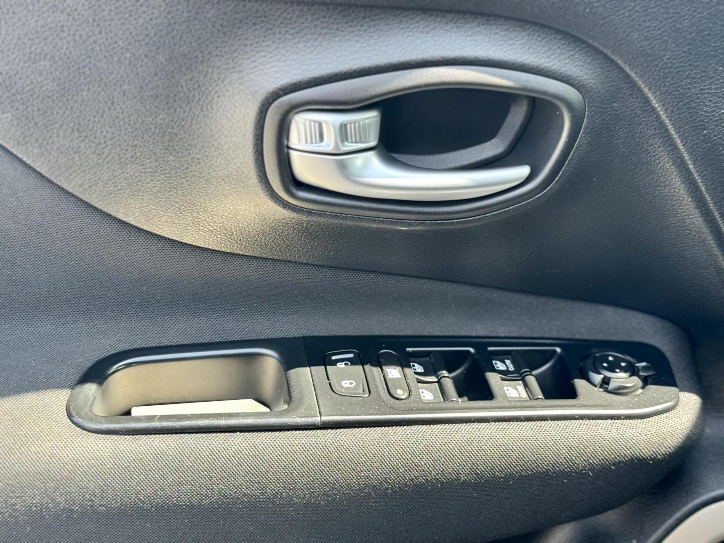 2017 BLACK Jeep Renegade Latitude FWD (ZACCJABB8HP) with an 2.4L L4 DOHC 16V engine, 6M transmission, located at 7600 S Western Ave., Chicago, IL, 60620, (773) 918-3980, 0.000000, 0.000000 - Photo#6