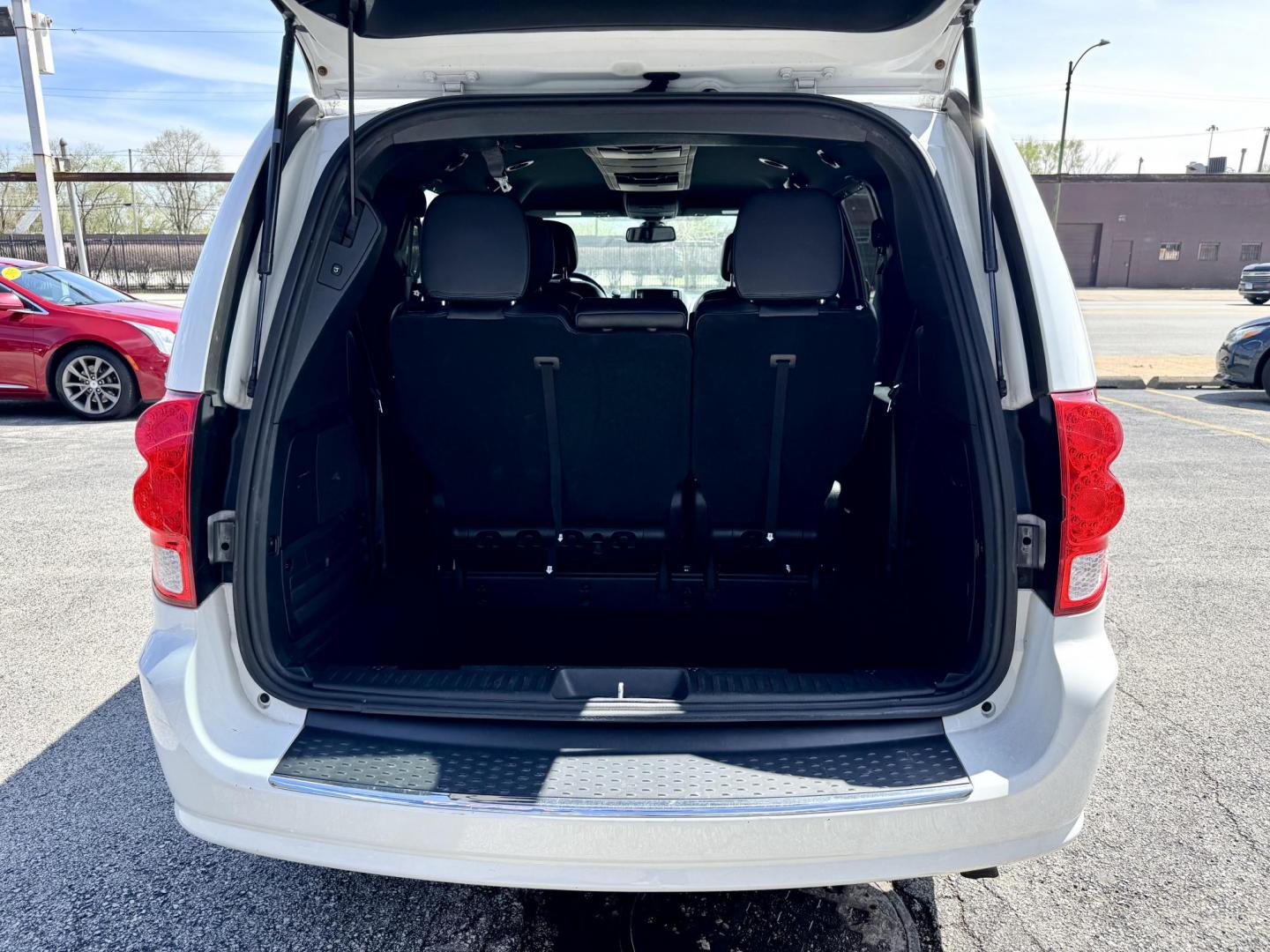 2019 WHITE Dodge Grand Caravan GT (2C4RDGEG9KR) with an 3.6L V6 DOHC 24V engine, 6A transmission, located at 7600 S Western Ave., Chicago, IL, 60620, (773) 918-3980, 0.000000, 0.000000 - Photo#4