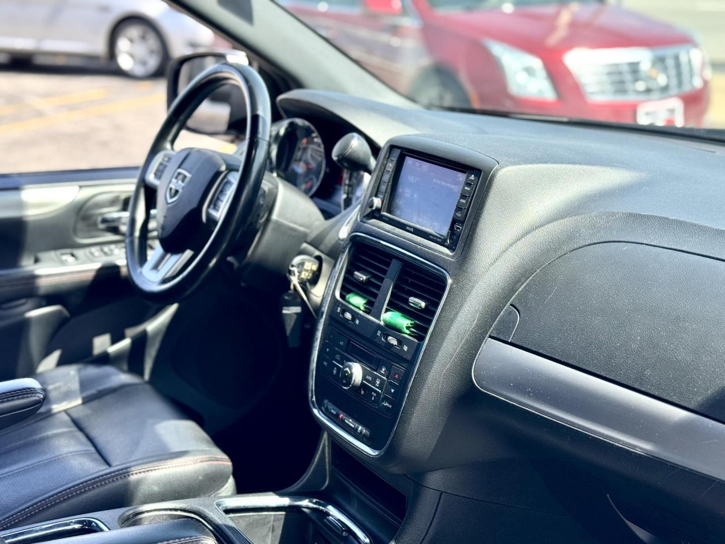 2019 WHITE Dodge Grand Caravan GT (2C4RDGEG9KR) with an 3.6L V6 DOHC 24V engine, 6A transmission, located at 7600 S Western Ave., Chicago, IL, 60620, (773) 918-3980, 0.000000, 0.000000 - Photo#11