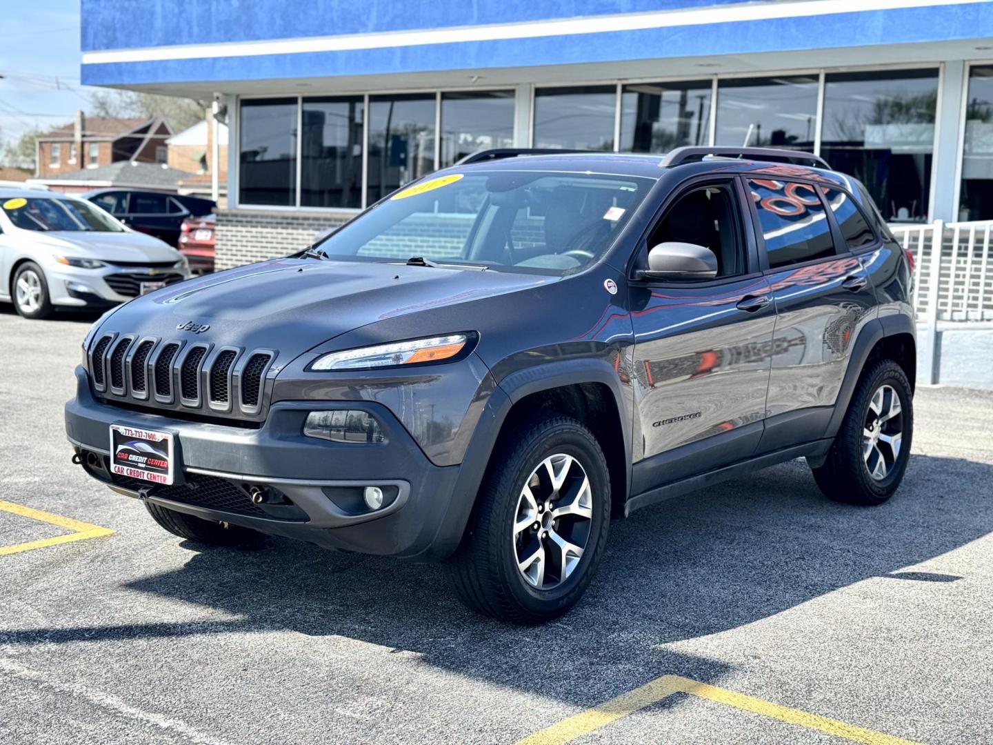 2015 GRAY Jeep Cherokee Trailhawk 4WD (1C4PJMBS2FW) with an 3.2L V6 DOHC 24V engine, 9-Speed Automatic transmission, located at 7600 S Western Ave., Chicago, IL, 60620, (773) 918-3980, 0.000000, 0.000000 - Photo#2