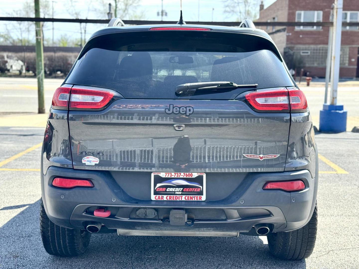 2015 GRAY Jeep Cherokee Trailhawk 4WD (1C4PJMBS2FW) with an 3.2L V6 DOHC 24V engine, 9-Speed Automatic transmission, located at 7600 S Western Ave., Chicago, IL, 60620, (773) 918-3980, 0.000000, 0.000000 - Photo#3