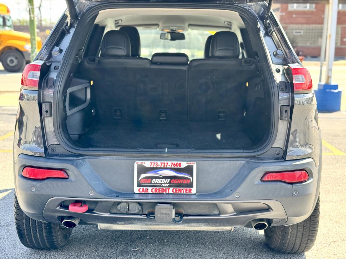 2015 GRAY Jeep Cherokee Trailhawk 4WD (1C4PJMBS2FW) with an 3.2L V6 DOHC 24V engine, 9-Speed Automatic transmission, located at 7600 S Western Ave., Chicago, IL, 60620, (773) 918-3980, 0.000000, 0.000000 - Photo#4