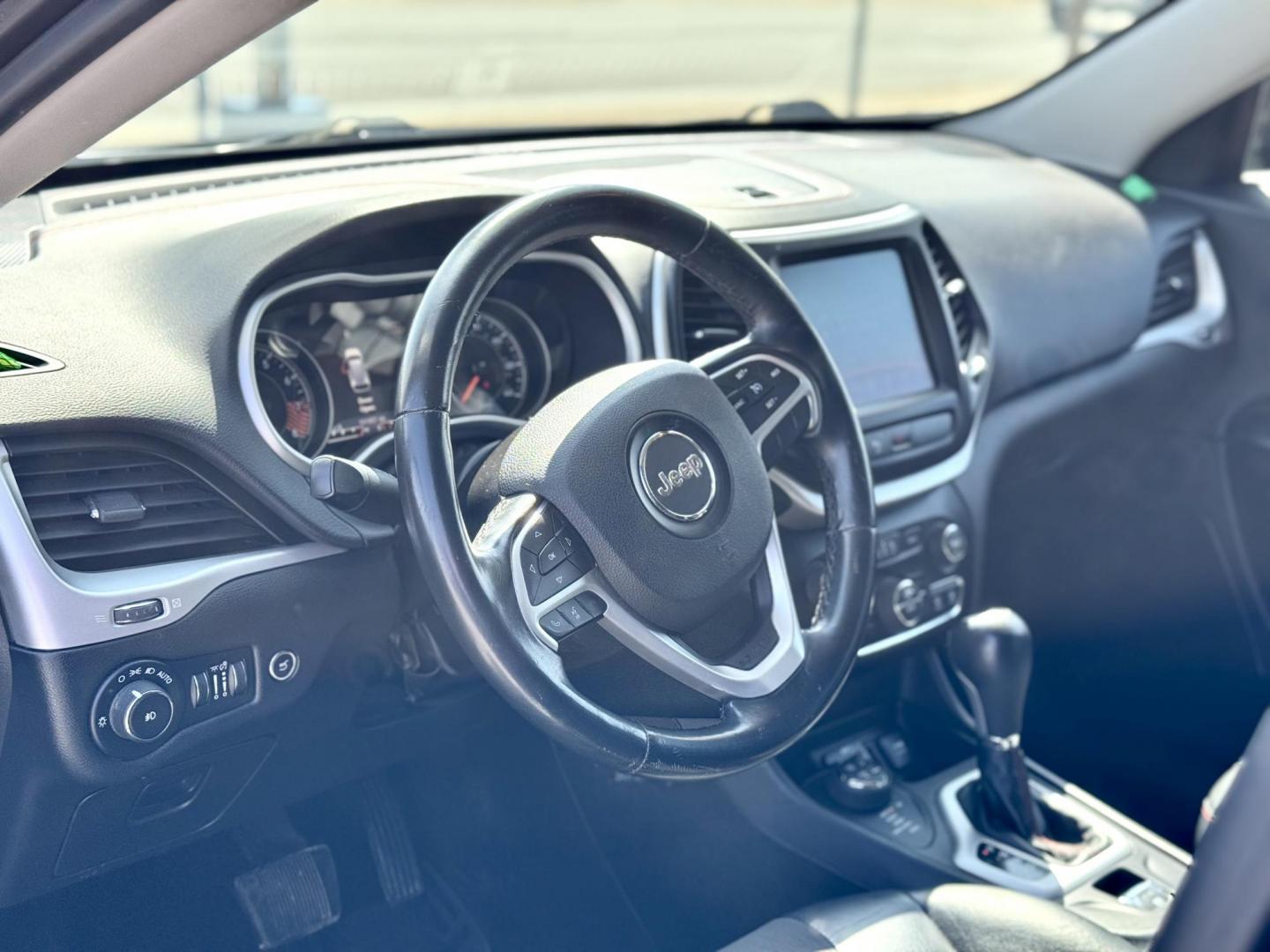 2015 GRAY Jeep Cherokee Trailhawk 4WD (1C4PJMBS2FW) with an 3.2L V6 DOHC 24V engine, 9-Speed Automatic transmission, located at 7600 S Western Ave., Chicago, IL, 60620, (773) 918-3980, 0.000000, 0.000000 - Photo#5