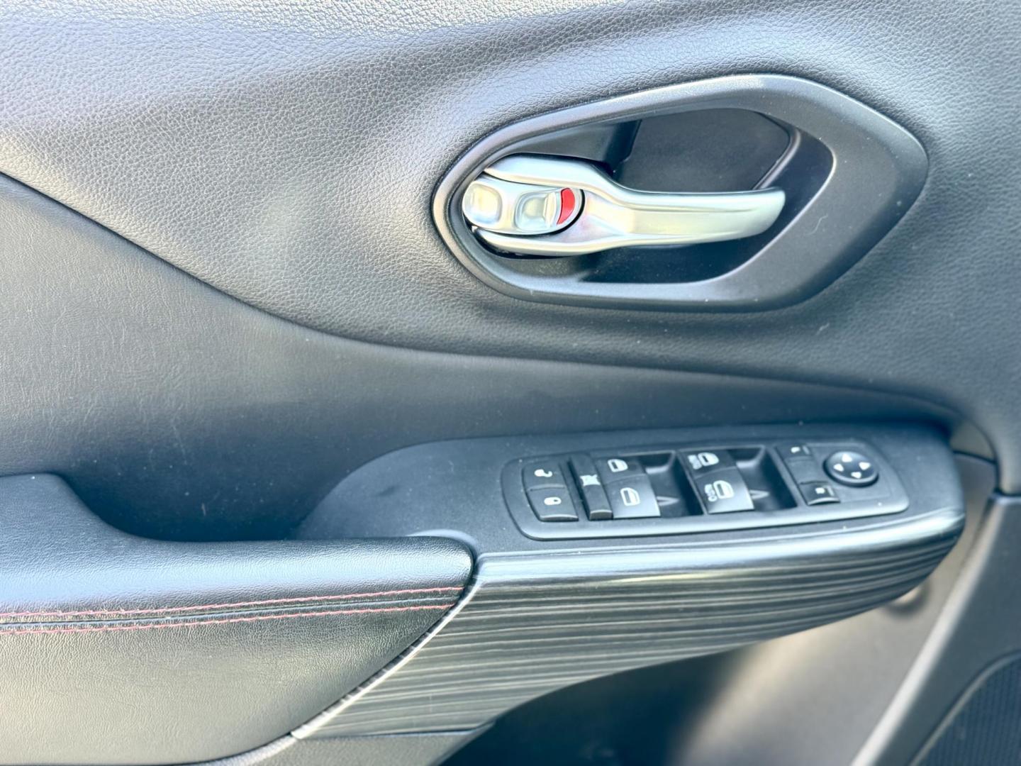 2015 GRAY Jeep Cherokee Trailhawk 4WD (1C4PJMBS2FW) with an 3.2L V6 DOHC 24V engine, 9-Speed Automatic transmission, located at 7600 S Western Ave., Chicago, IL, 60620, (773) 918-3980, 0.000000, 0.000000 - Photo#6