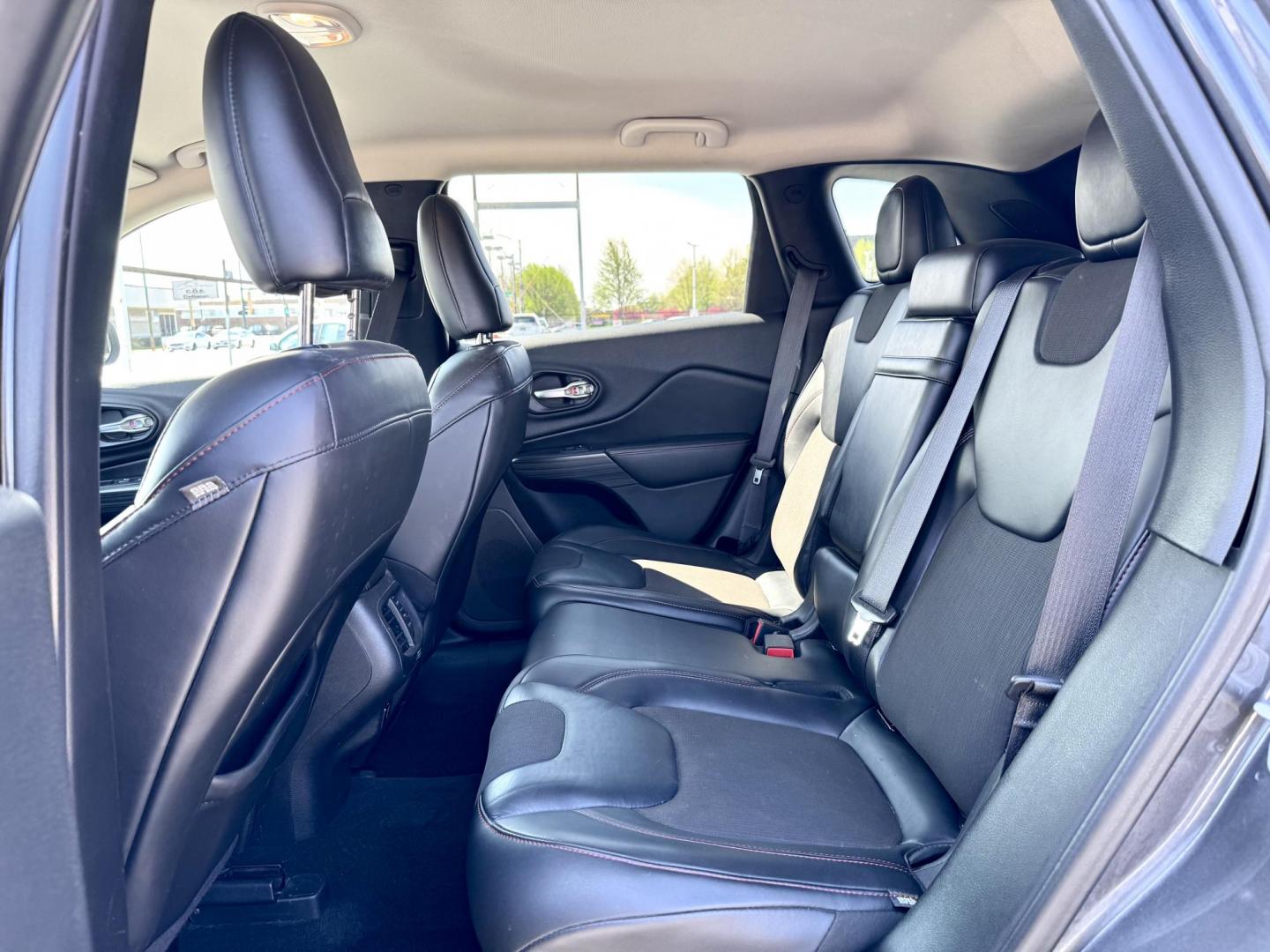 2015 GRAY Jeep Cherokee Trailhawk 4WD (1C4PJMBS2FW) with an 3.2L V6 DOHC 24V engine, 9-Speed Automatic transmission, located at 7600 S Western Ave., Chicago, IL, 60620, (773) 918-3980, 0.000000, 0.000000 - Photo#8