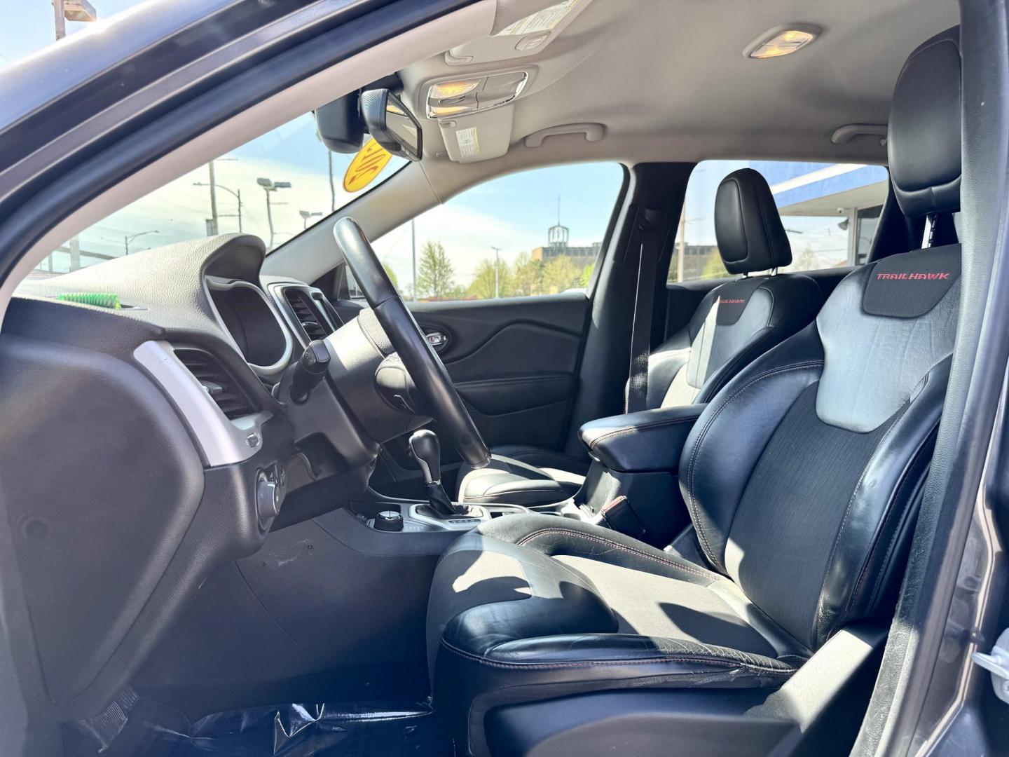 2015 GRAY Jeep Cherokee Trailhawk 4WD (1C4PJMBS2FW) with an 3.2L V6 DOHC 24V engine, 9-Speed Automatic transmission, located at 7600 S Western Ave., Chicago, IL, 60620, (773) 918-3980, 0.000000, 0.000000 - Photo#7