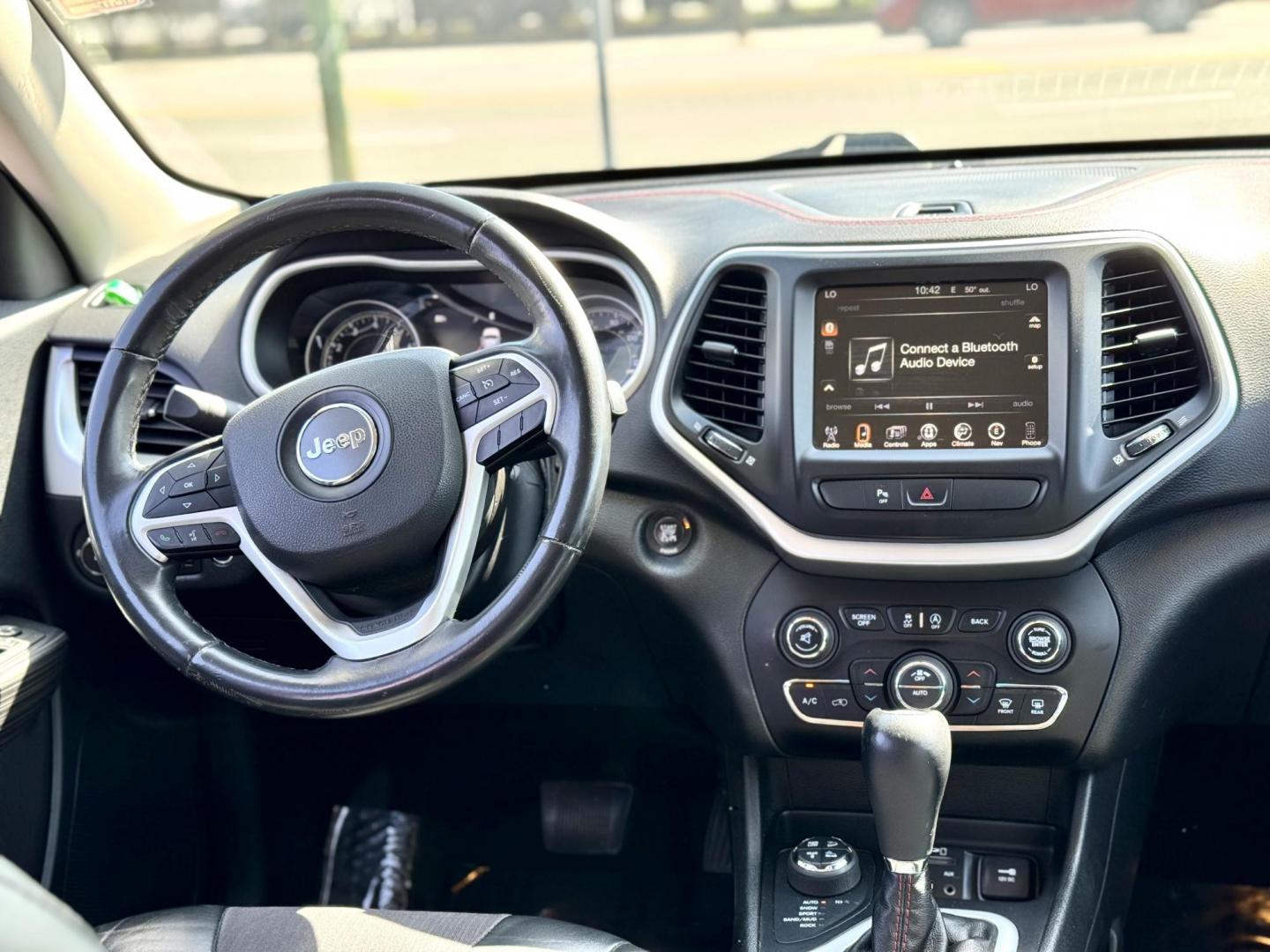 2015 GRAY Jeep Cherokee Trailhawk 4WD (1C4PJMBS2FW) with an 3.2L V6 DOHC 24V engine, 9-Speed Automatic transmission, located at 7600 S Western Ave., Chicago, IL, 60620, (773) 918-3980, 0.000000, 0.000000 - Photo#9
