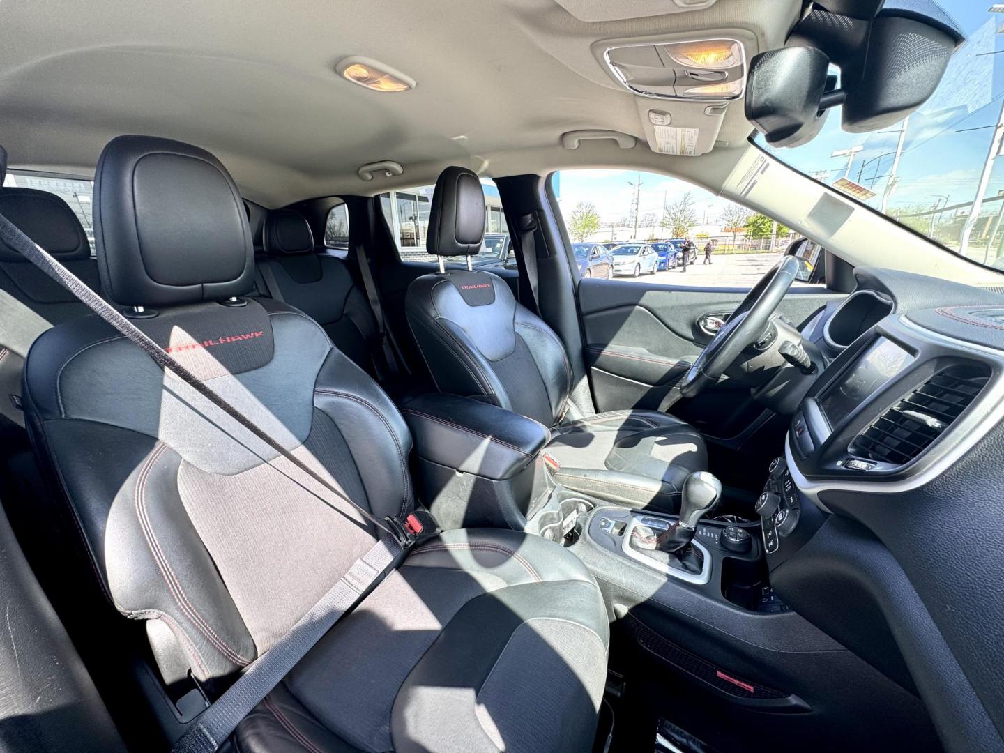 2015 GRAY Jeep Cherokee Trailhawk 4WD (1C4PJMBS2FW) with an 3.2L V6 DOHC 24V engine, 9-Speed Automatic transmission, located at 7600 S Western Ave., Chicago, IL, 60620, (773) 918-3980, 0.000000, 0.000000 - Photo#11