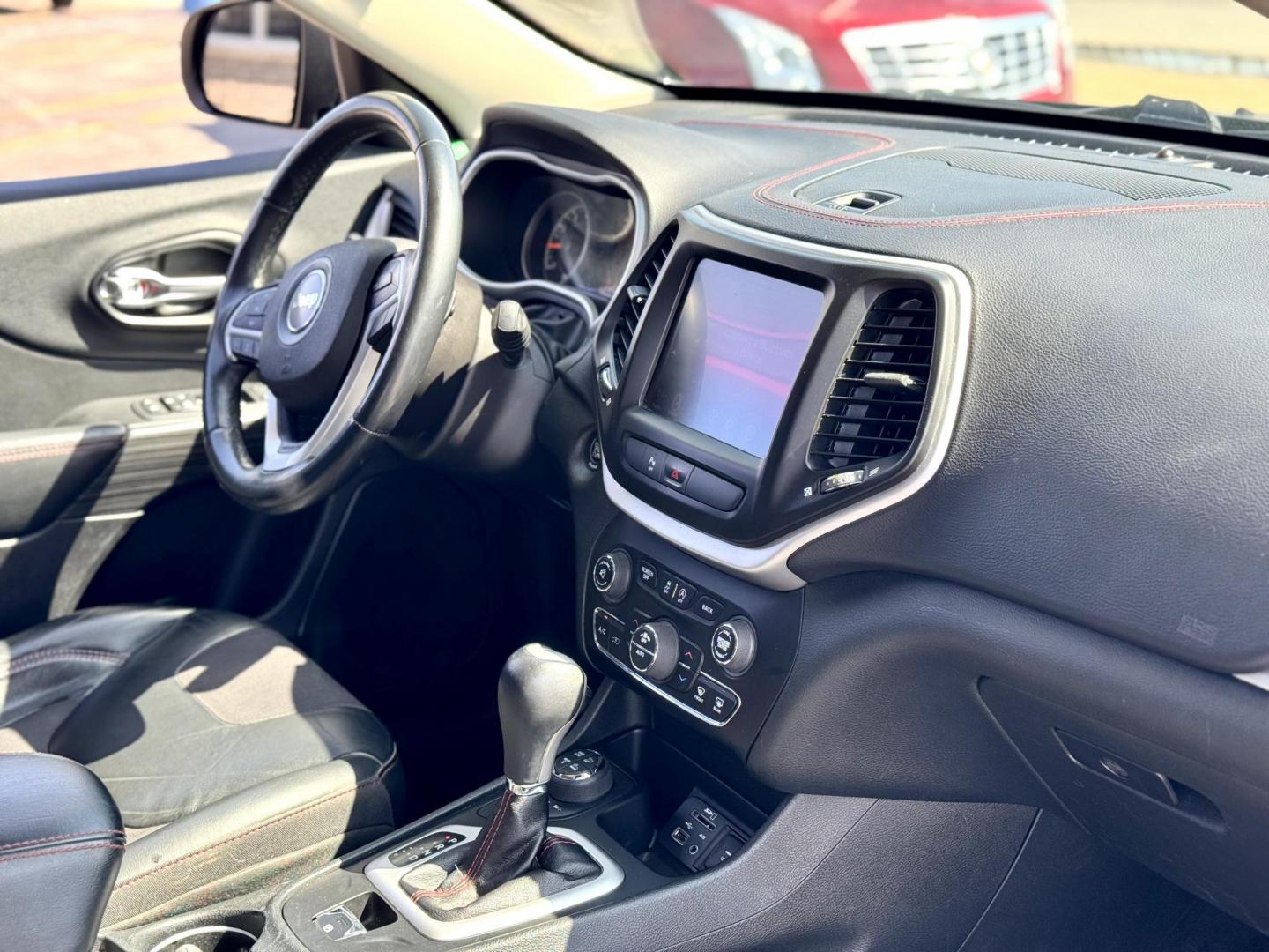 2015 GRAY Jeep Cherokee Trailhawk 4WD (1C4PJMBS2FW) with an 3.2L V6 DOHC 24V engine, 9-Speed Automatic transmission, located at 7600 S Western Ave., Chicago, IL, 60620, (773) 918-3980, 0.000000, 0.000000 - Photo#10