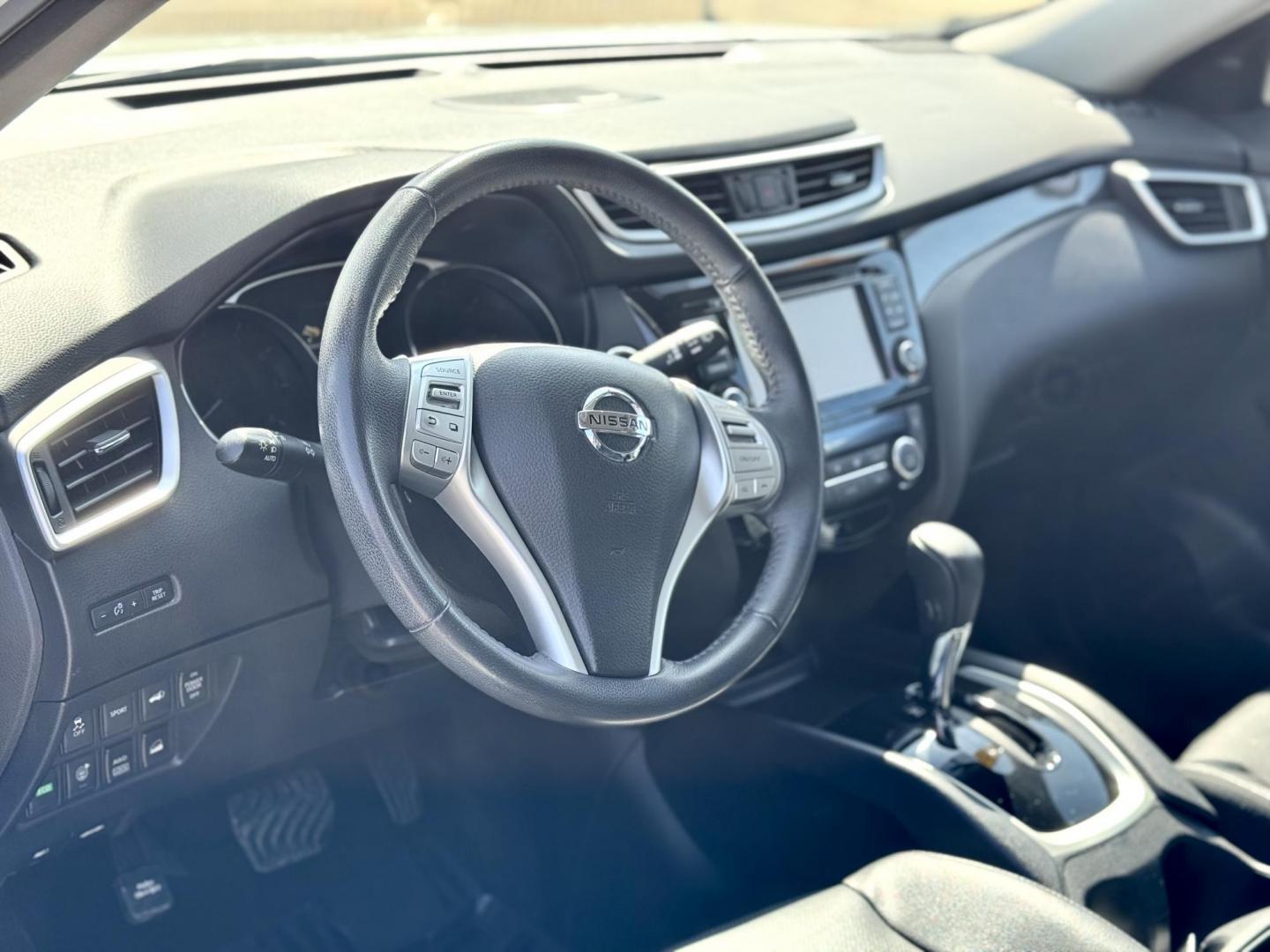 2016 WHITE Nissan Rogue S AWD (5N1AT2MV3GC) with an 2.5L L4 DOHC 16V engine, CVT transmission, located at 7600 S Western Ave., Chicago, IL, 60620, (773) 918-3980, 0.000000, 0.000000 - Photo#5