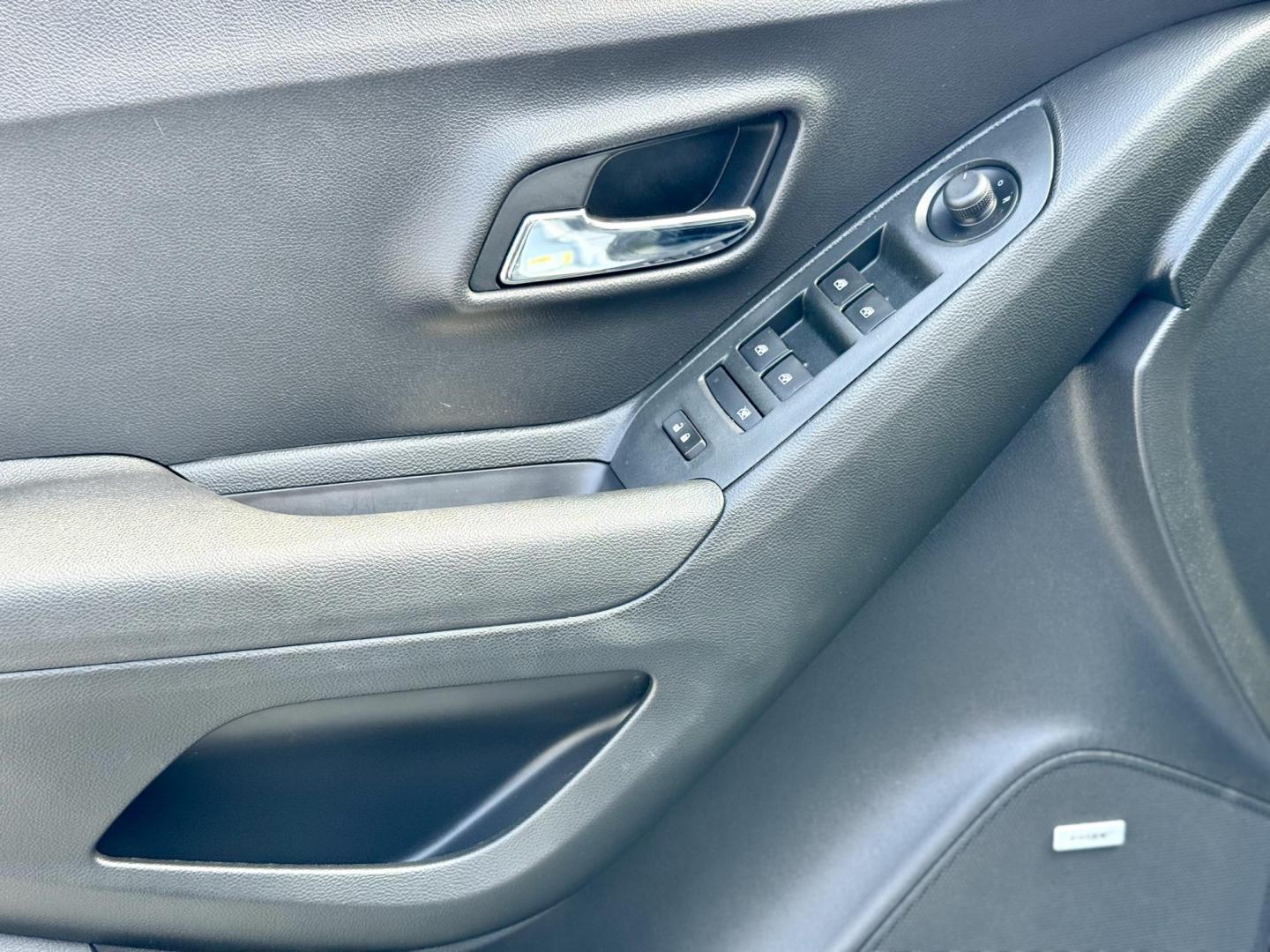 2018 SILVER Chevrolet Trax LT AWD (3GNCJPSB3JL) with an 1.4L L4 DOHC 16V engine, 6A transmission, located at 7600 S Western Ave., Chicago, IL, 60620, (773) 918-3980, 0.000000, 0.000000 - Photo#6