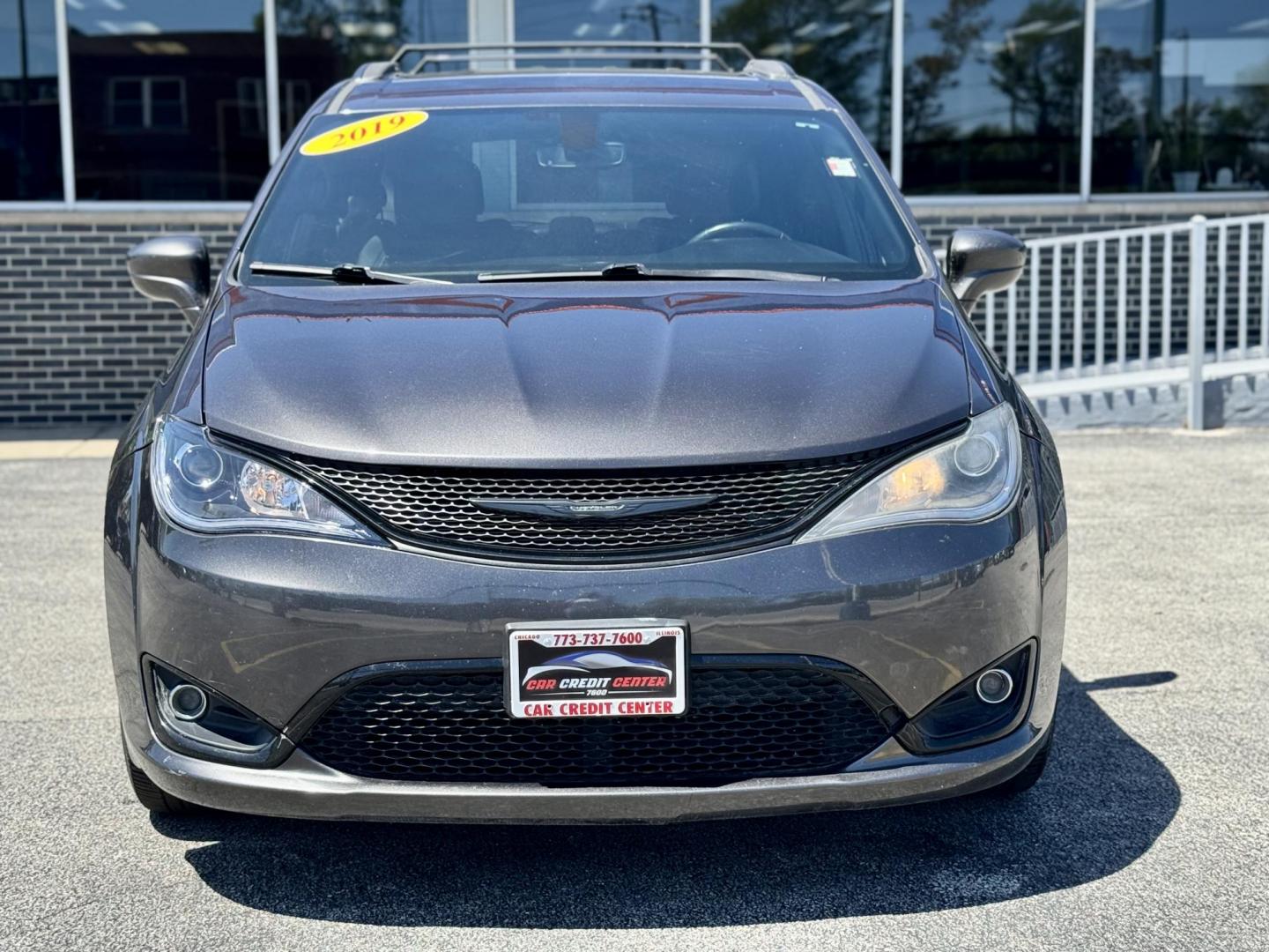 2019 GRAY Chrysler Pacifica Touring-L Plus (2C4RC1EG2KR) with an 3.6L V6 DOHC 24V engine, 9A transmission, located at 7600 S Western Ave., Chicago, IL, 60620, (773) 918-3980, 0.000000, 0.000000 - Photo#1