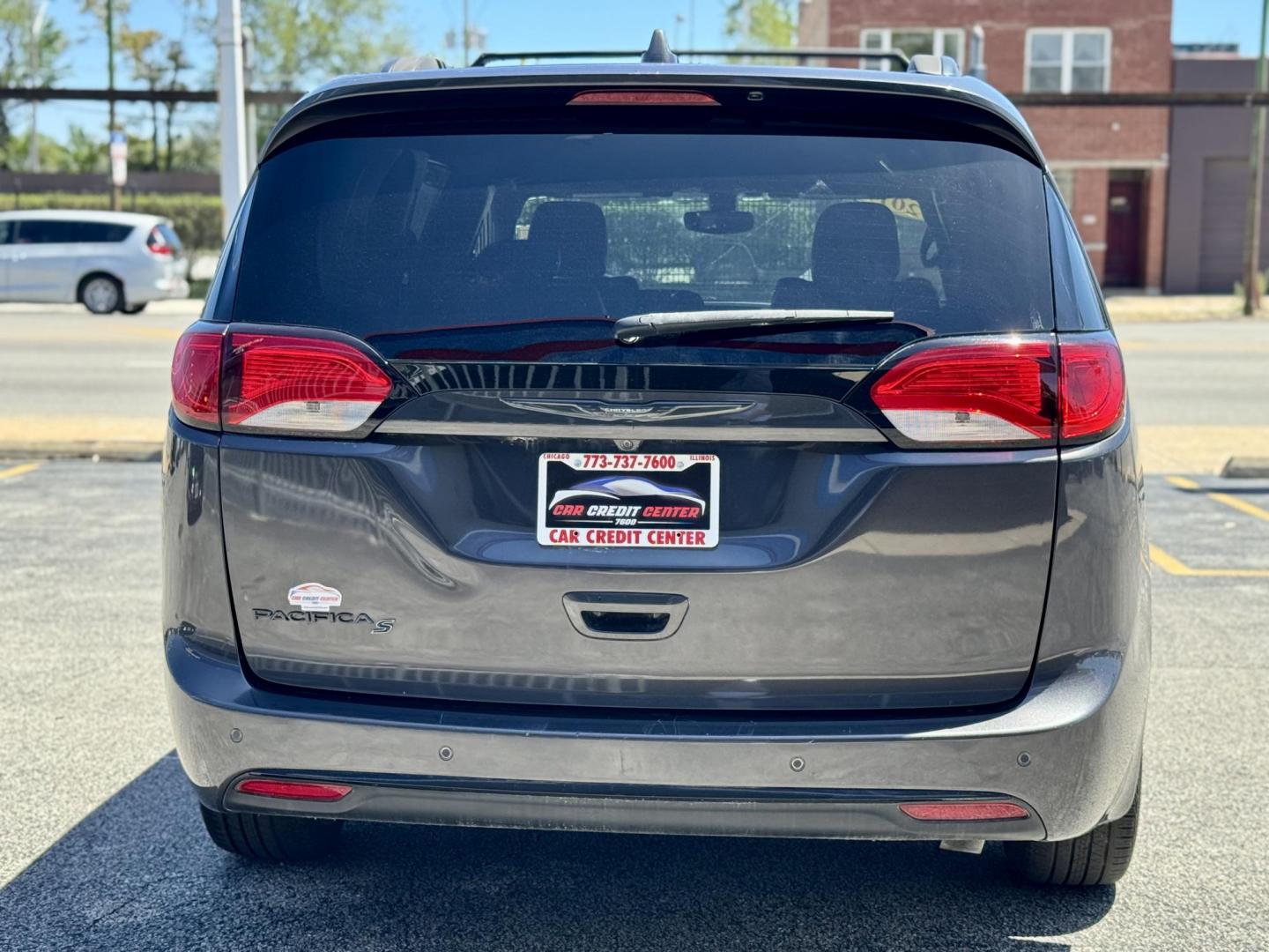 2019 GRAY Chrysler Pacifica Touring-L Plus (2C4RC1EG2KR) with an 3.6L V6 DOHC 24V engine, 9A transmission, located at 7600 S Western Ave., Chicago, IL, 60620, (773) 918-3980, 0.000000, 0.000000 - Photo#3